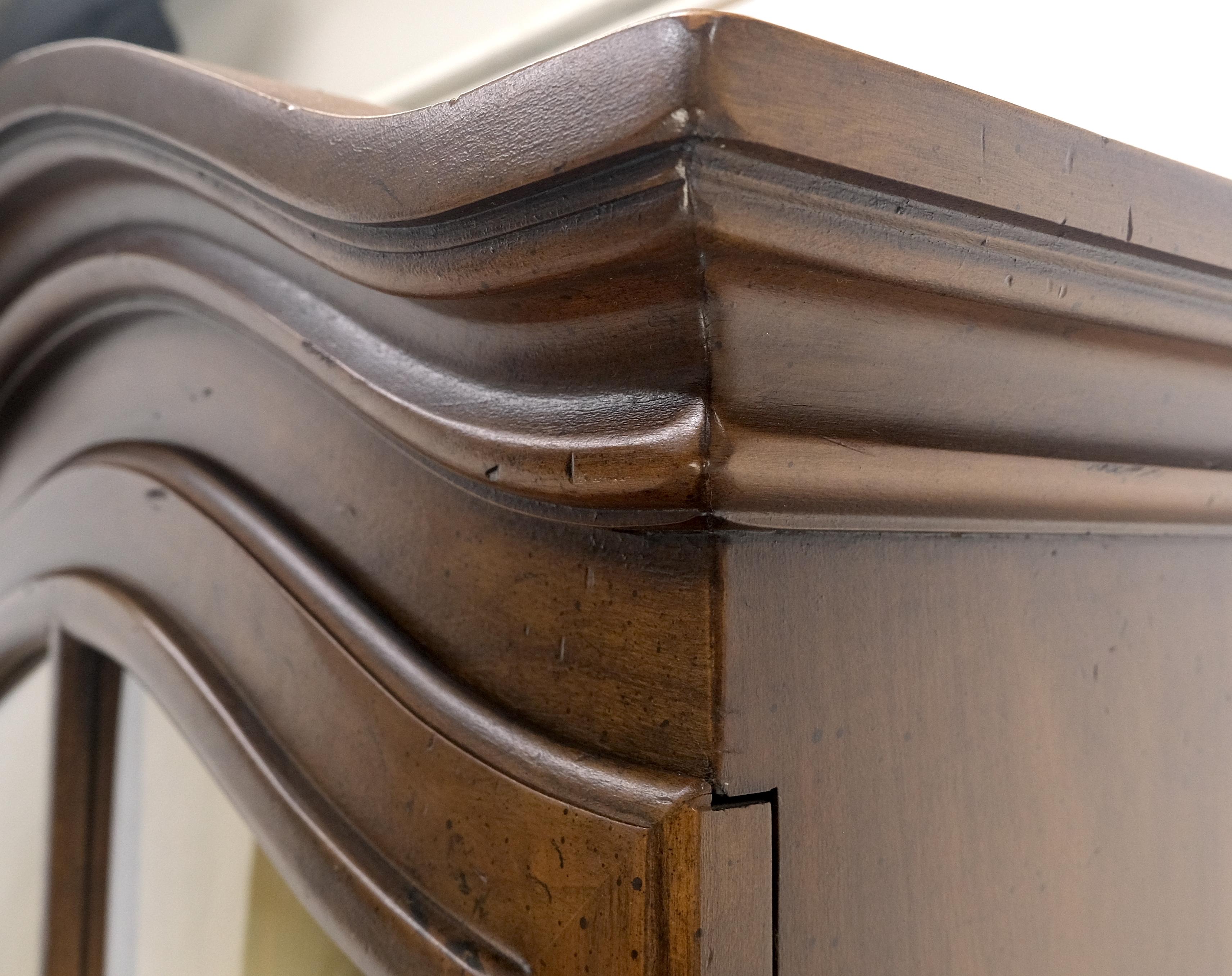 Biedermeier Vetrina a bolle d'aria alta 7' con doppie porte e scaffali regolabili in vendita