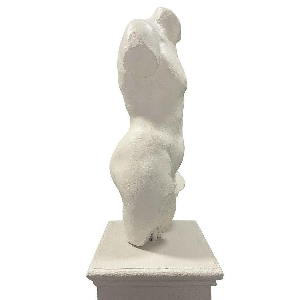 Buste d'homme de style Renaissance de 7 pieds de haut Sculpture en faux marbre sur Pedestal en vente 1