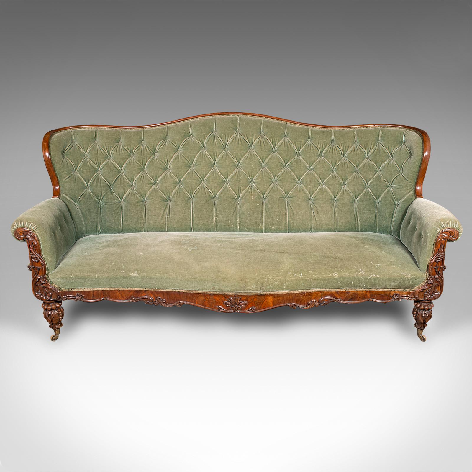 Il s'agit d'un grand canapé ancien de maison de campagne. Canapé anglais en noyer et velours, datant de la période Regency, vers 1820.

Superbe pièce d'apparat de style Regency aux proportions luxuriantes
L'aspect chic de la maison de campagne