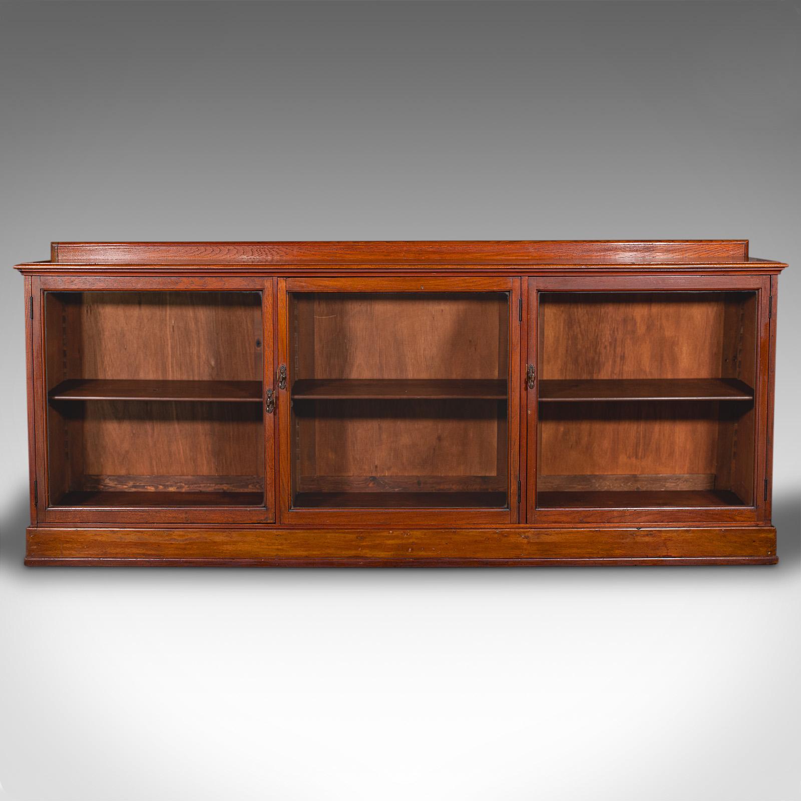 
Si tratta di una libreria antica da museo larga 7' 4''. Mobile da biblioteca inglese in mogano smaltato, risalente al primo periodo vittoriano, circa 1840.

Proporzioni eccezionali, ideale per il collezionista o l'istituzione
Presenta una