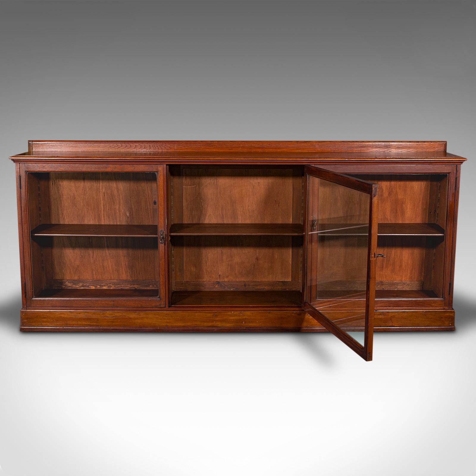 Britannico Libreria antica da museo larga 7', mobile da biblioteca smaltato, epoca vittoriana, C.C. in vendita