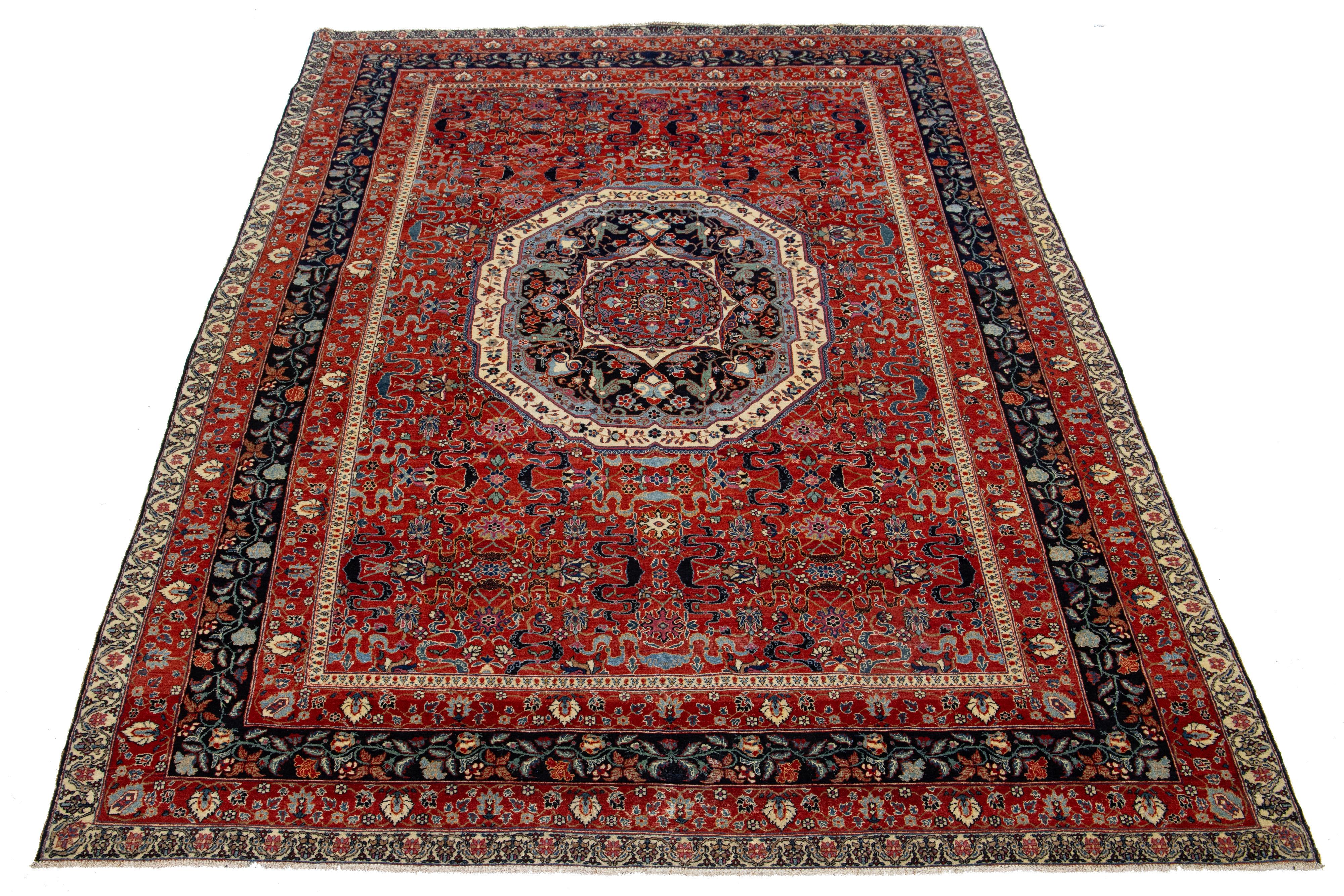 Dieser Perserteppich ist aus Wolle gefertigt und im antiken Kashan handgeknüpft. Das rote Feld wird durch ein wunderschönes florales Medaillonmuster mit mehrfarbigen Akzenten ergänzt, das den einzigartigen Charakter und den Charme des Teppichs
