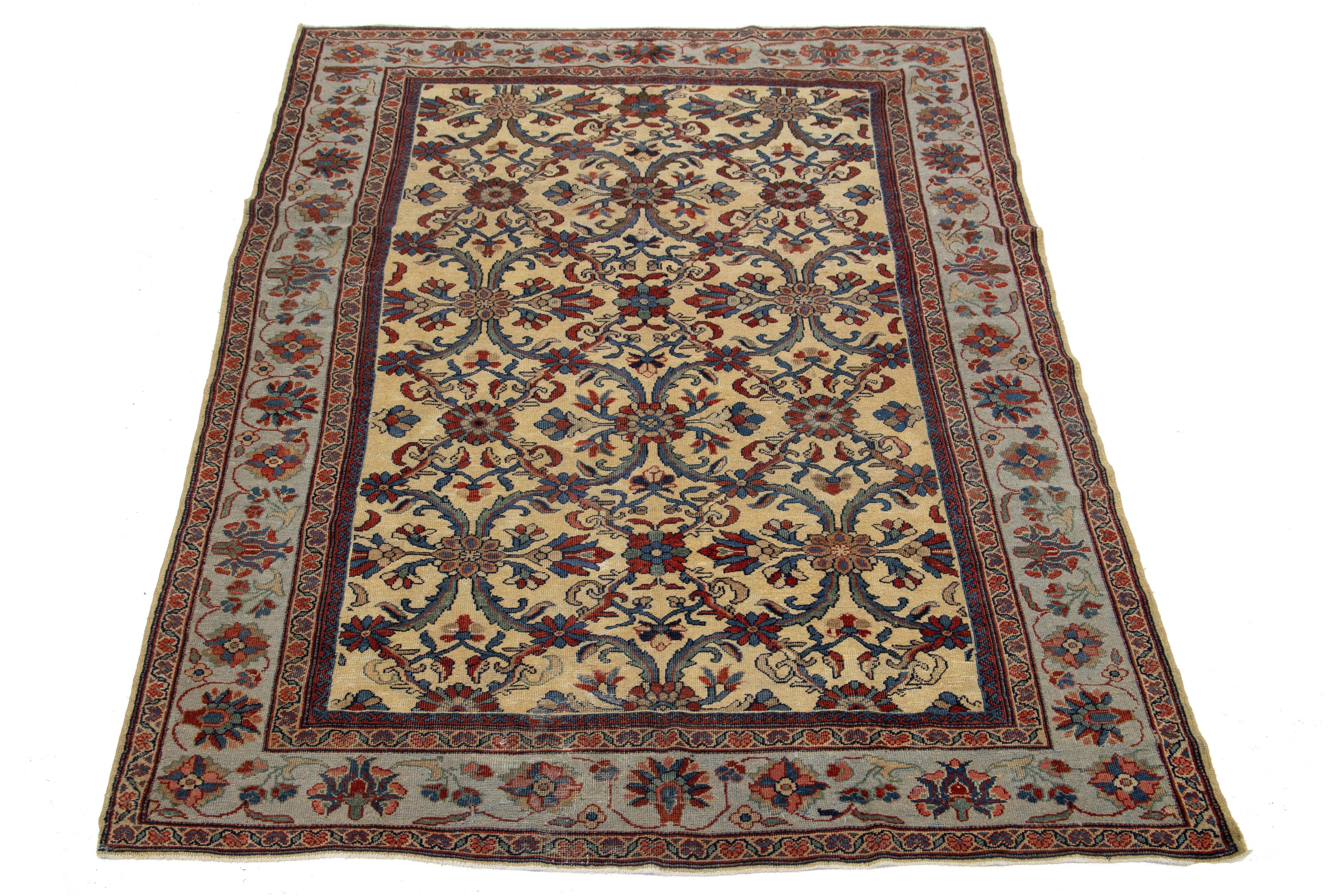 Ein antiker persischer Mahal-Teppich mit einem hellbraun-beigen Feld mit blauen und rostfarbenen Akzenten zeigt ein Allover-Muster.

Dieser Teppich misst 6'11