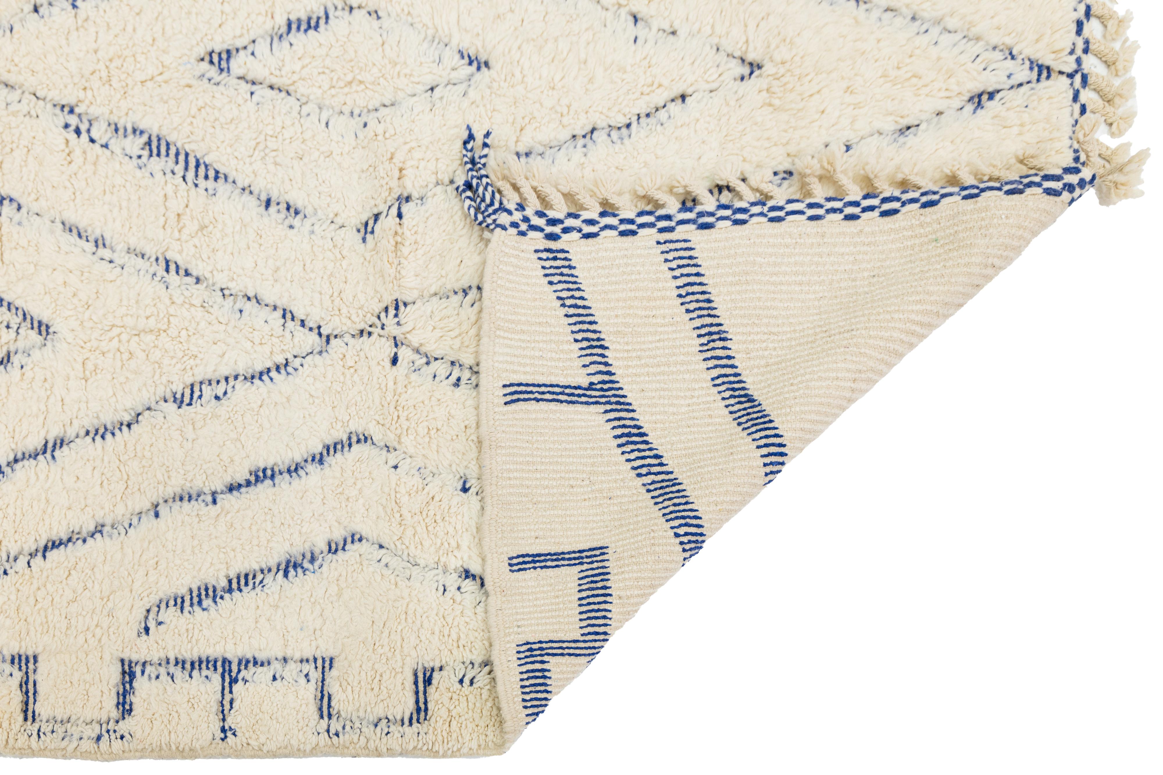7 x 10 Modern Moroccan Style Ivory Wool Rug With Geometric Pattern (Moderne) im Angebot