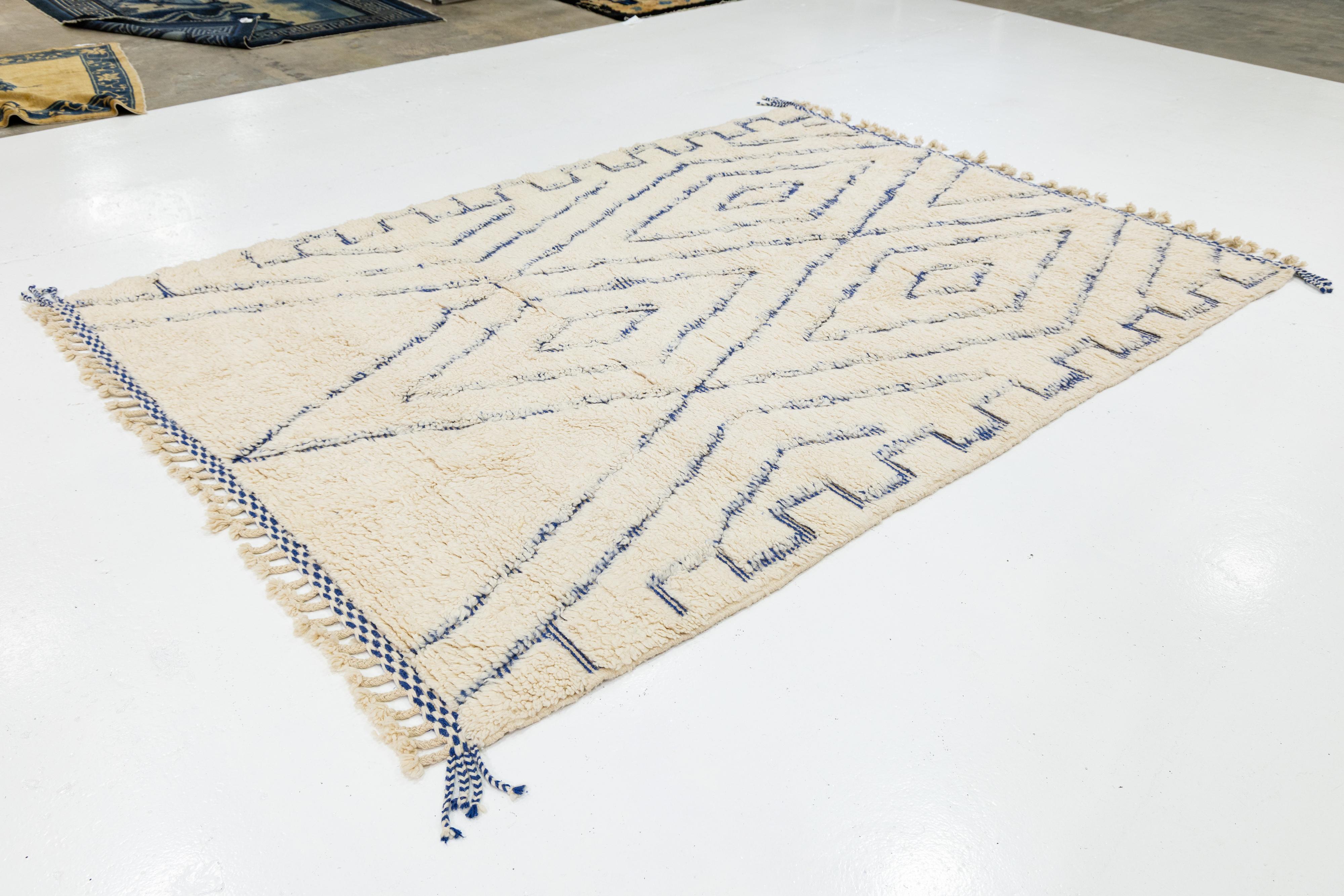 7 x 10 Modern Moroccan Style Ivory Wool Rug With Geometric Pattern (Pakistanisch) im Angebot