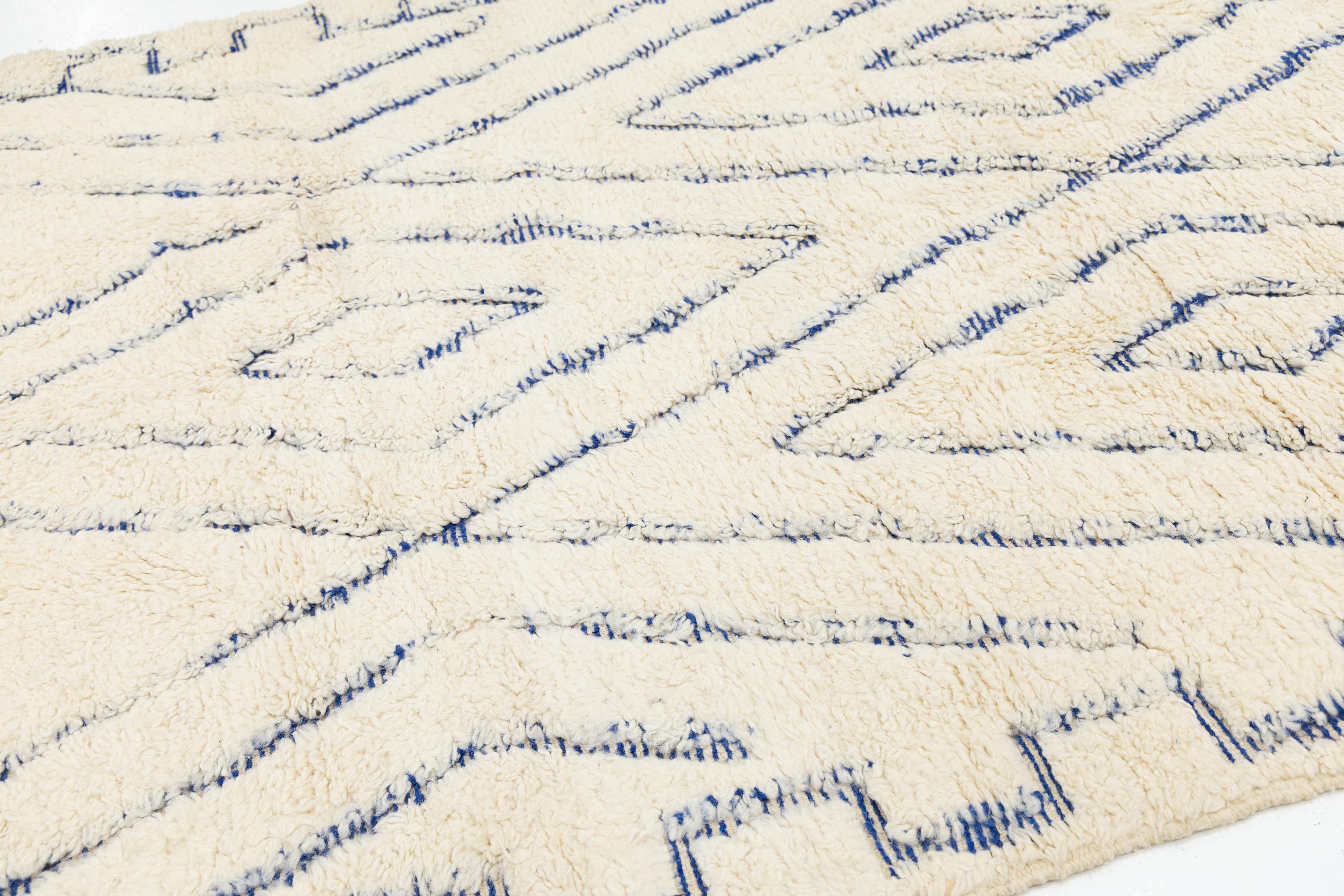7 x 10 Modern Moroccan Style Ivory Wool Rug With Geometric Pattern (Handgeknüpft) im Angebot