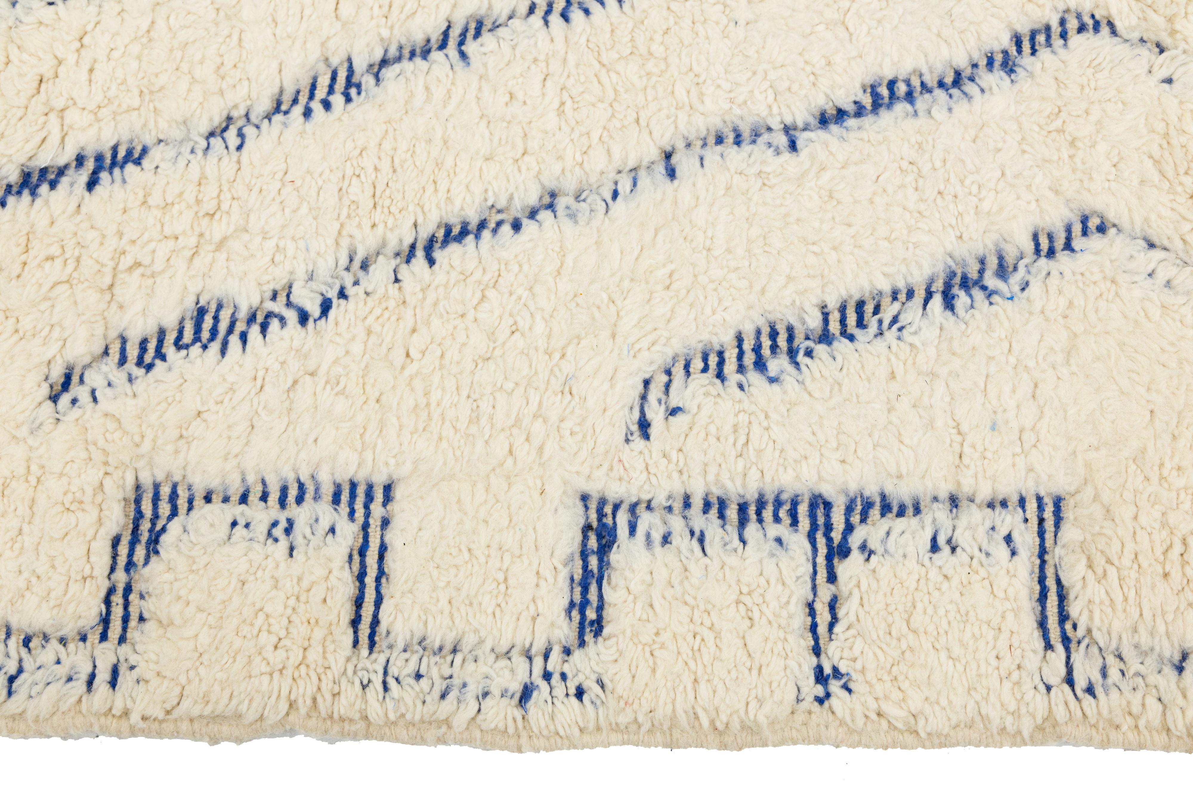 7 x 10 Modern Moroccan Style Ivory Wool Rug With Geometric Pattern (Wolle) im Angebot