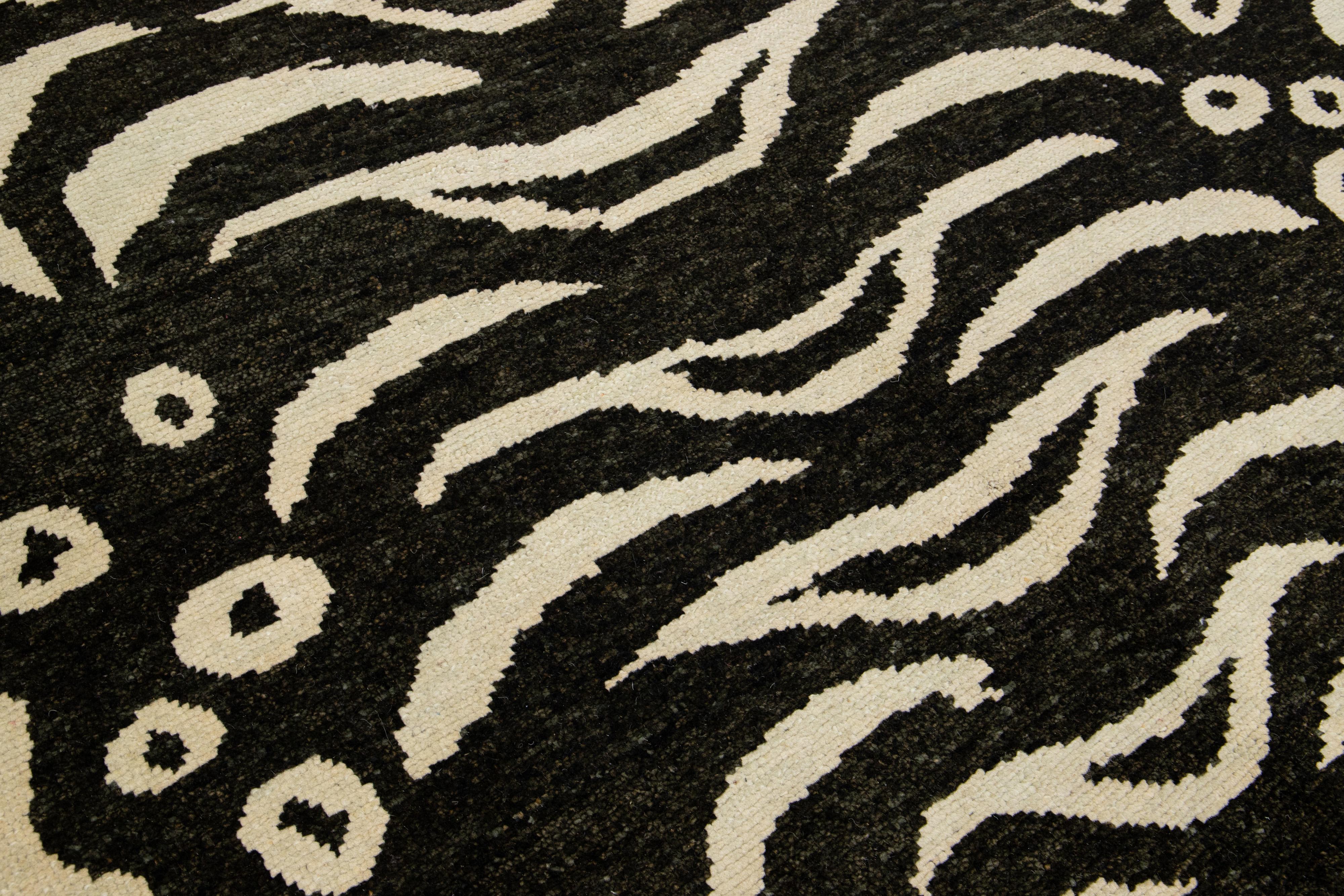 7 x 11 Alfombra contemporánea de lana hecha a mano con diseño de tigre en beige y negro en venta 2