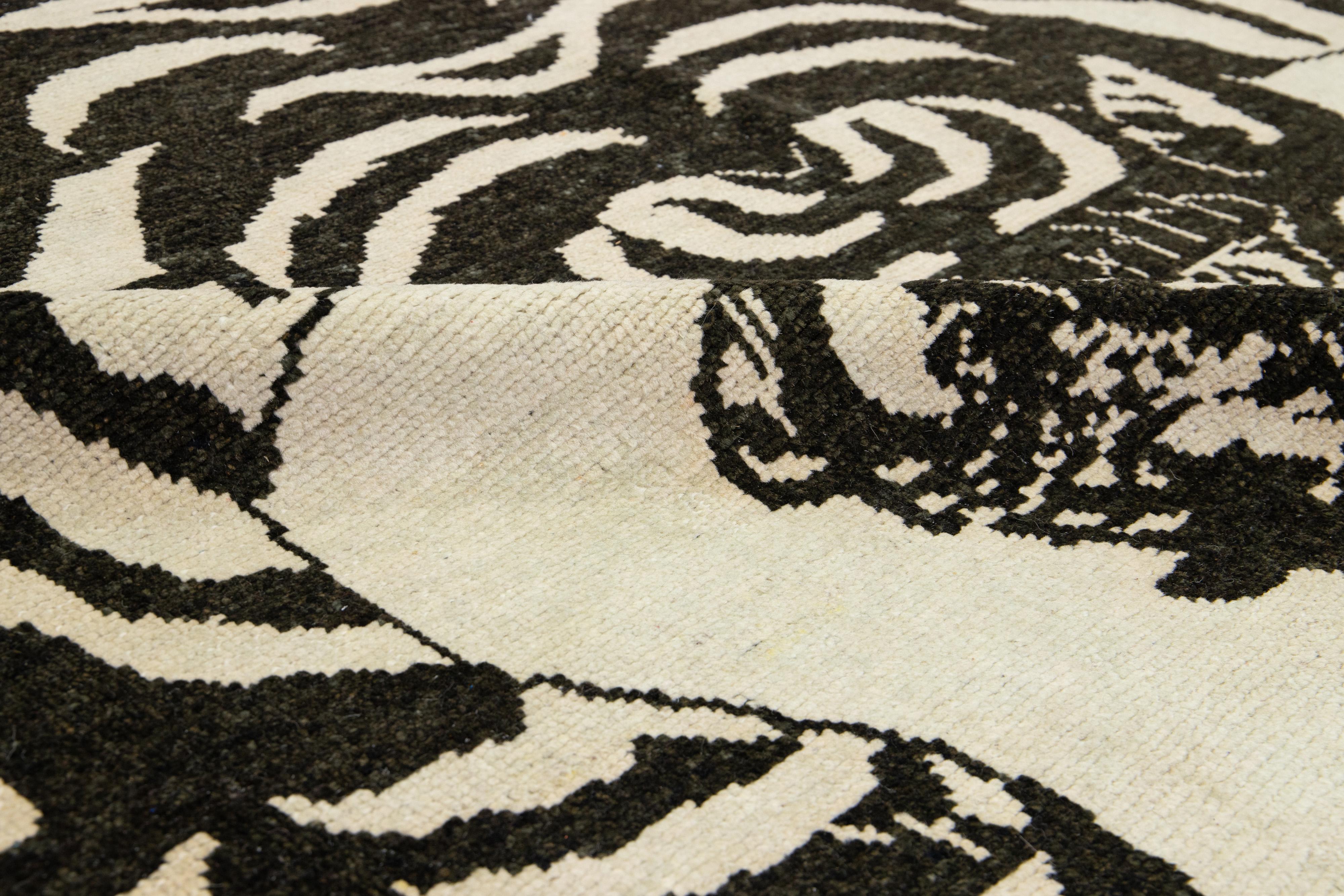 7 x 11 Alfombra contemporánea de lana hecha a mano con diseño de tigre en beige y negro Turco en venta