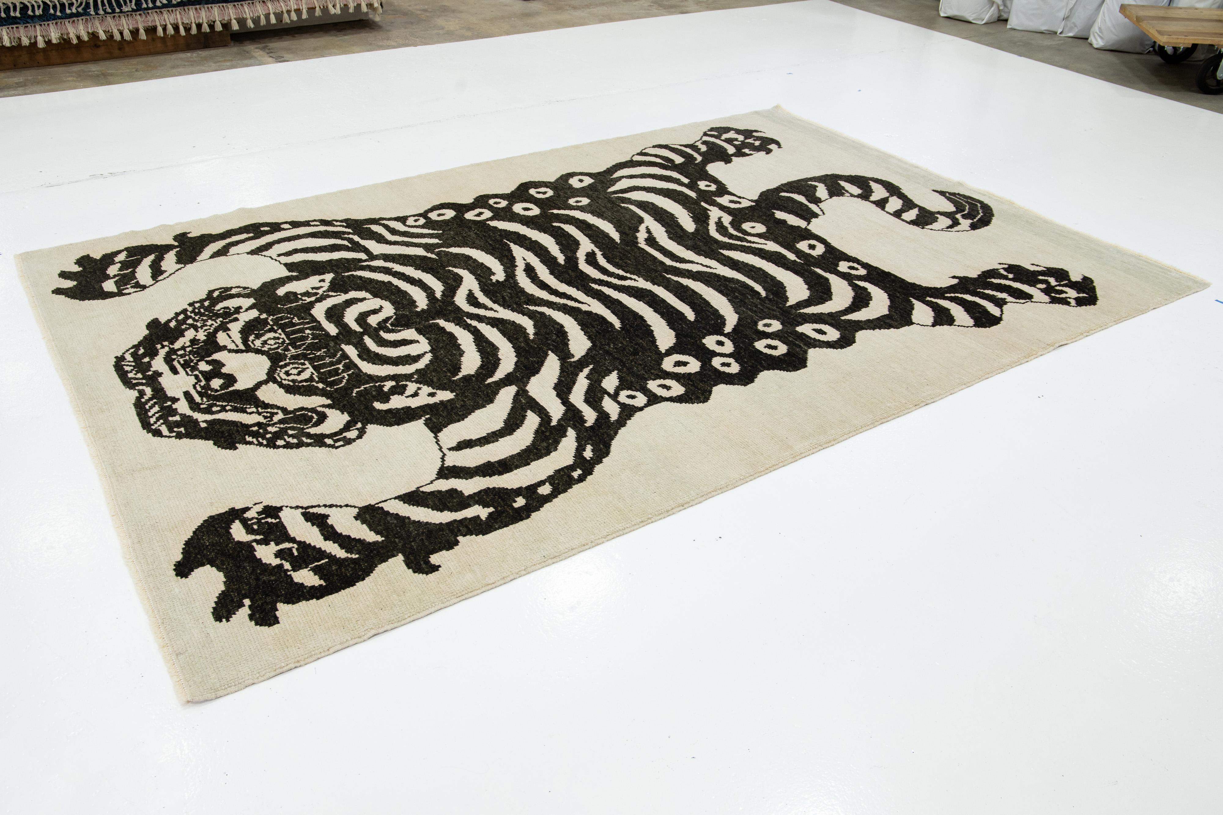 7 x 11 Alfombra contemporánea de lana hecha a mano con diseño de tigre en beige y negro Anudado a mano en venta