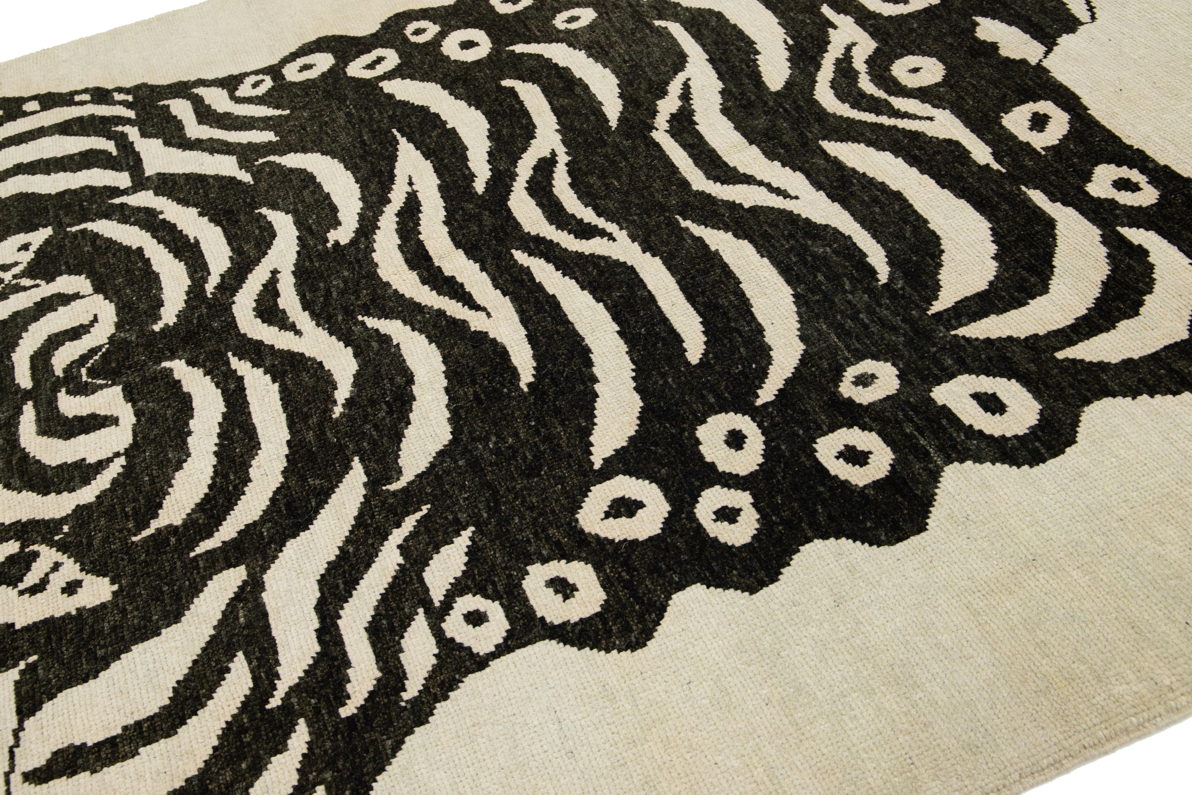 7 x 11 Alfombra contemporánea de lana hecha a mano con diseño de tigre en beige y negro en Nuevo estado para la venta en Norwalk, CT