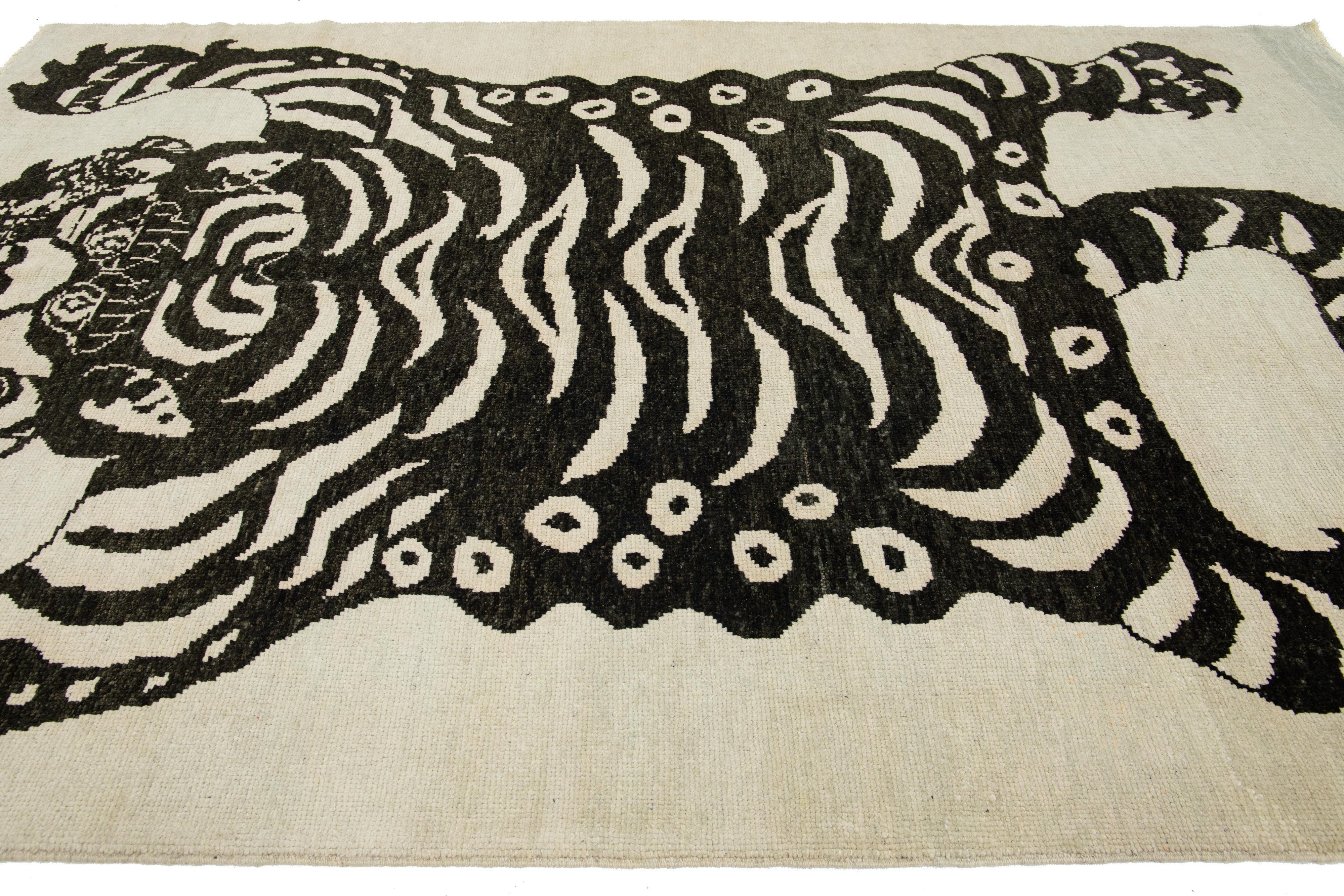7 x 11 Alfombra contemporánea de lana hecha a mano con diseño de tigre en beige y negro Siglo XXI y contemporáneo en venta