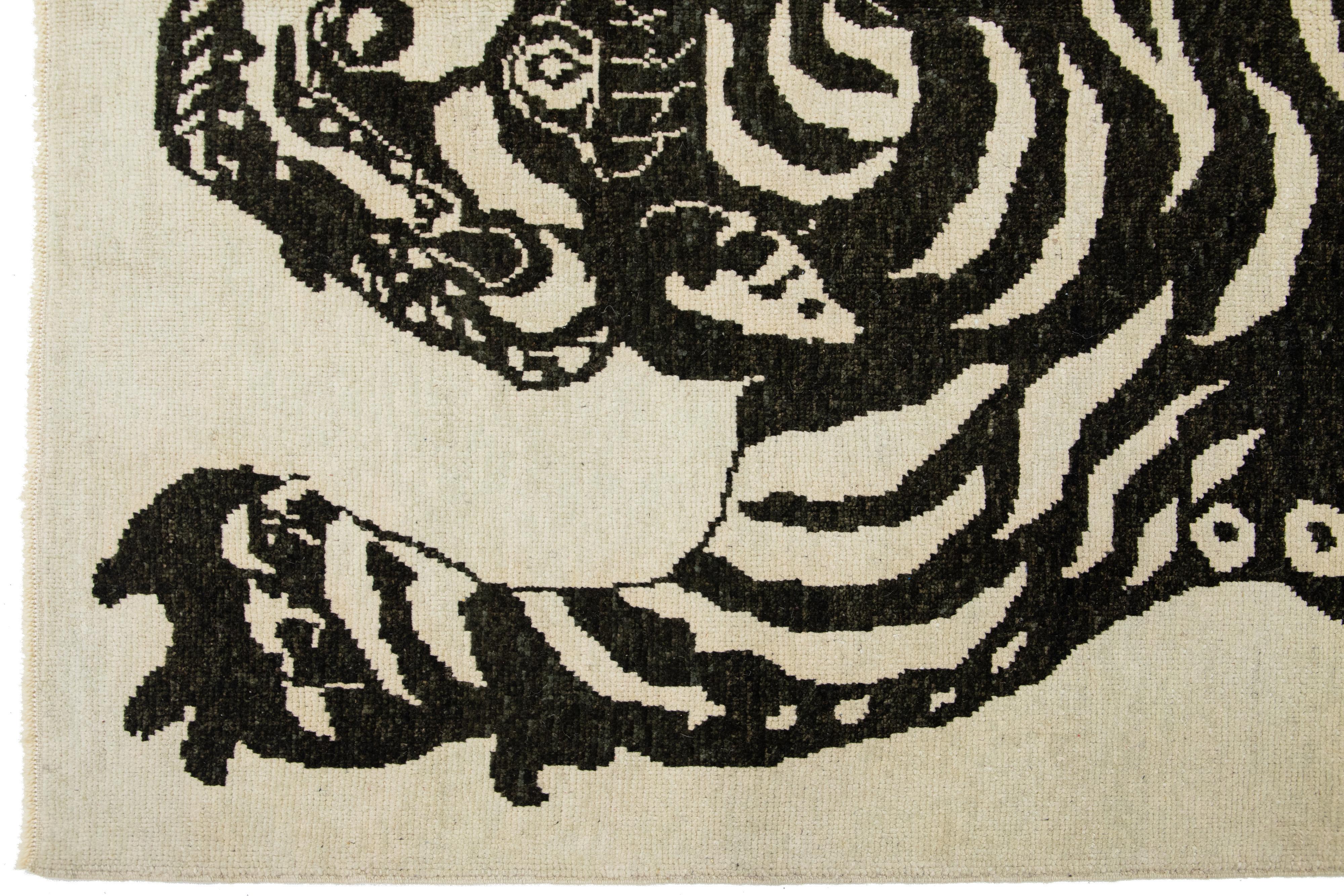 7 x 11 Alfombra contemporánea de lana hecha a mano con diseño de tigre en beige y negro Lana en venta