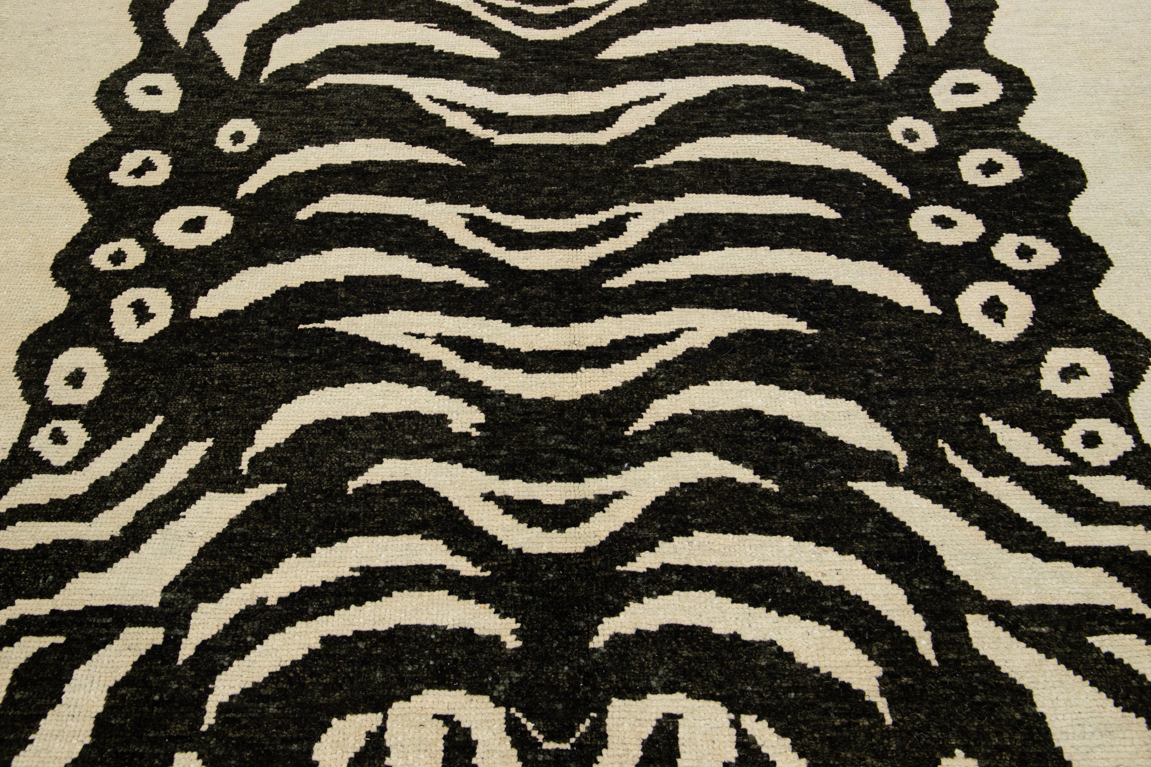 7 x 11 Alfombra contemporánea de lana hecha a mano con diseño de tigre en beige y negro en venta 1