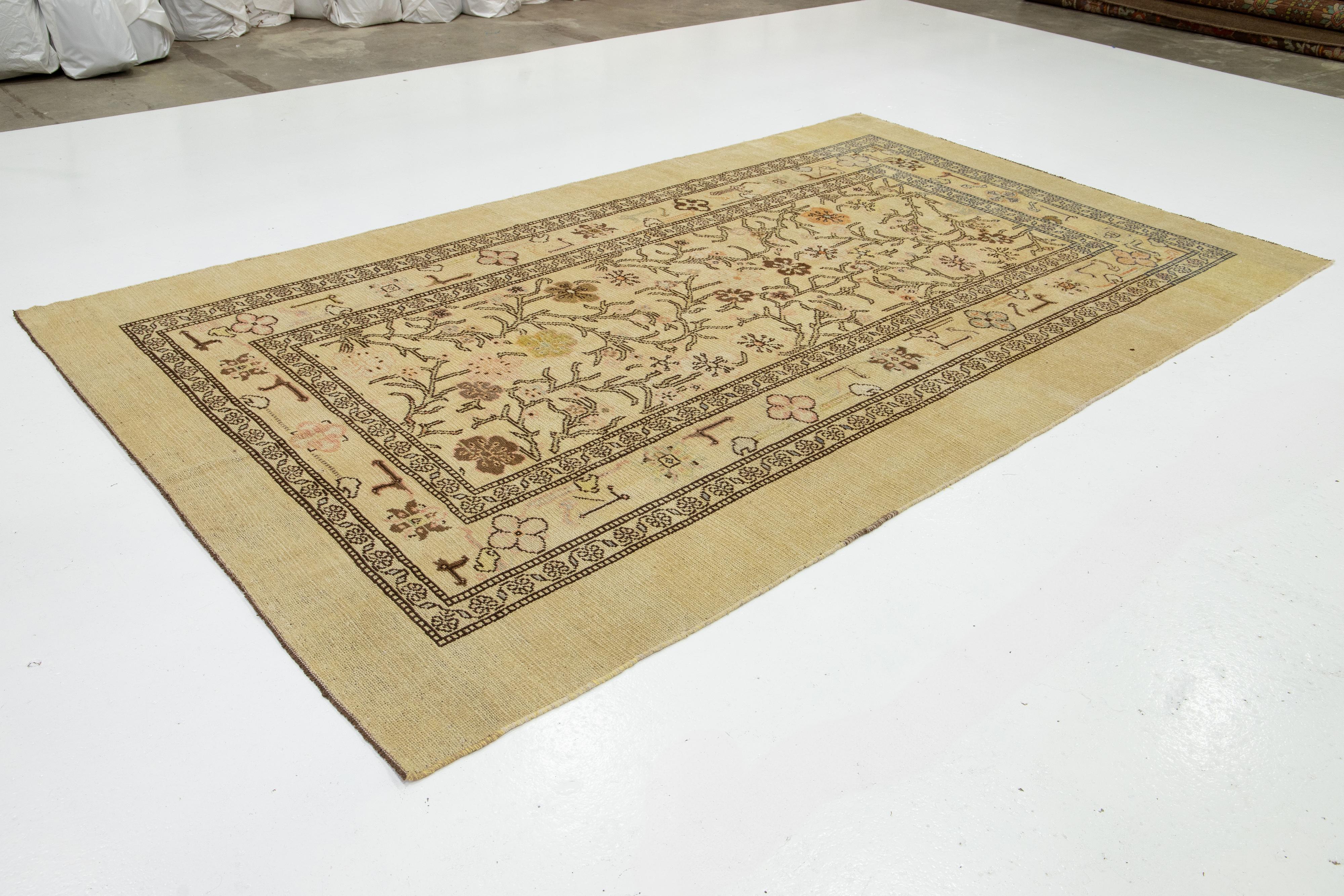 7 x 12 Moderner Revival-Wollteppich Handgefertigt in Hellbraun mit Blumenmuster (Regency Revival) im Angebot