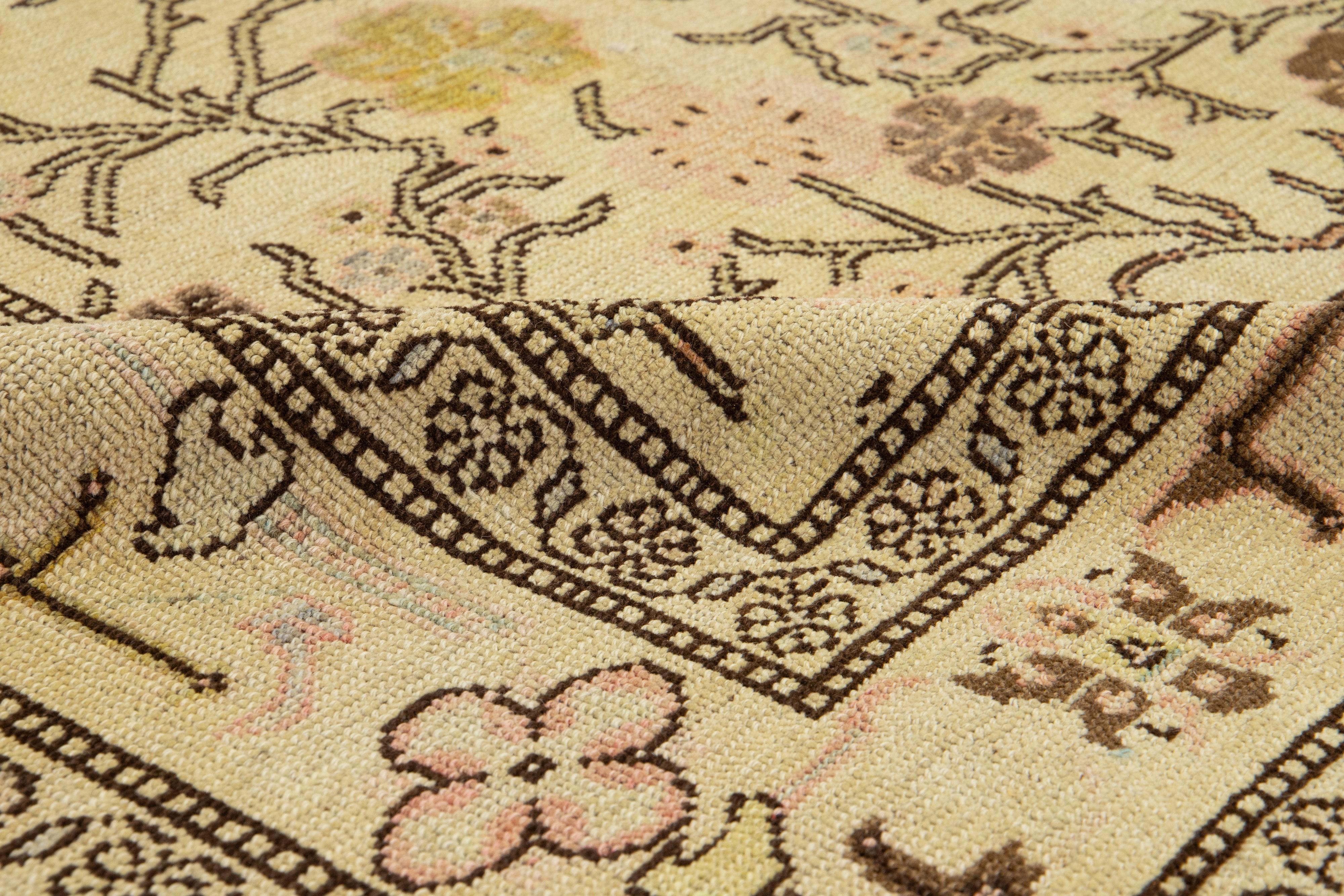 7 x 12 Moderner Revival-Wollteppich Handgefertigt in Hellbraun mit Blumenmuster im Zustand „Neu“ im Angebot in Norwalk, CT