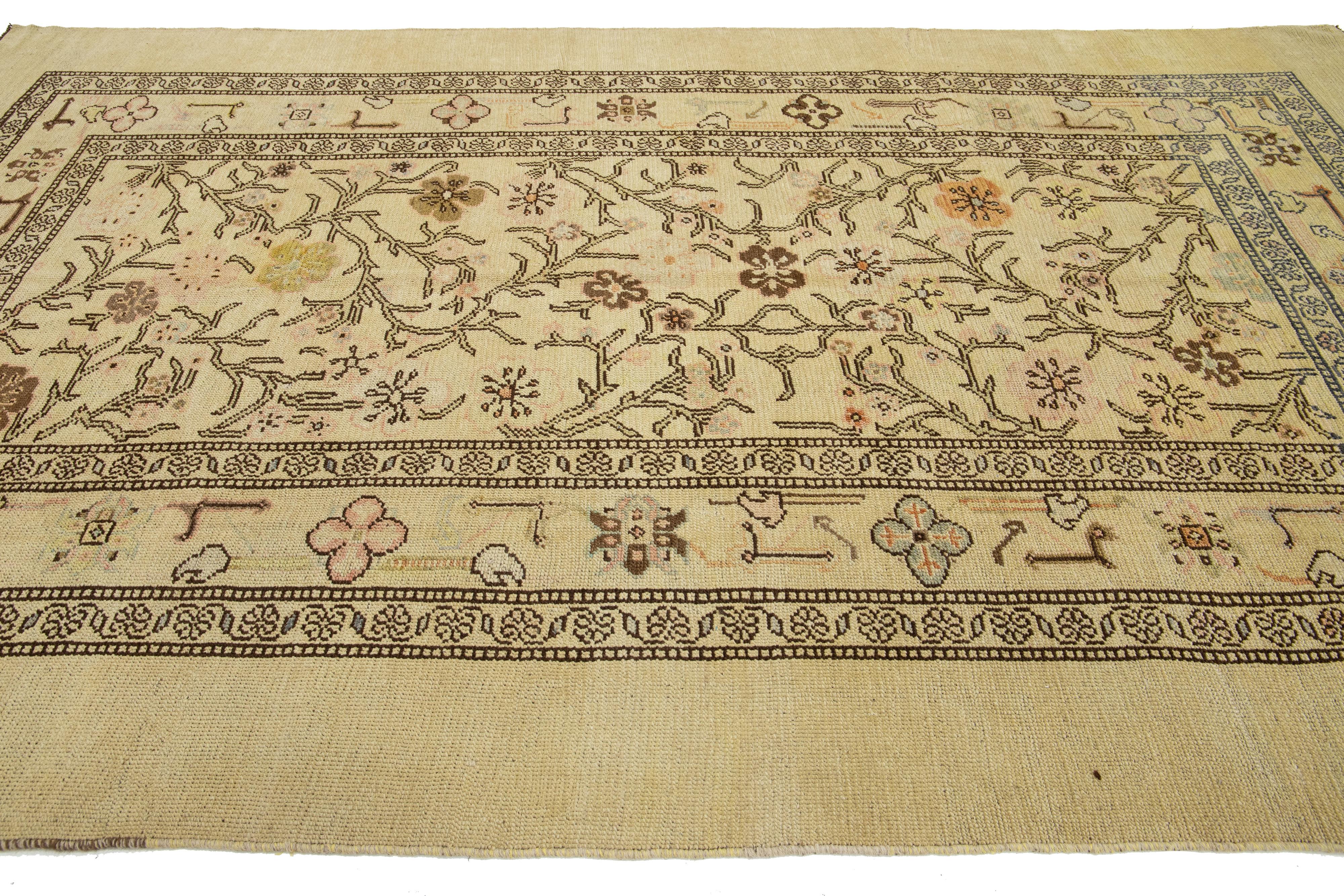 7 x 12 Moderner Revival-Wollteppich Handgefertigt in Hellbraun mit Blumenmuster (21. Jahrhundert und zeitgenössisch) im Angebot