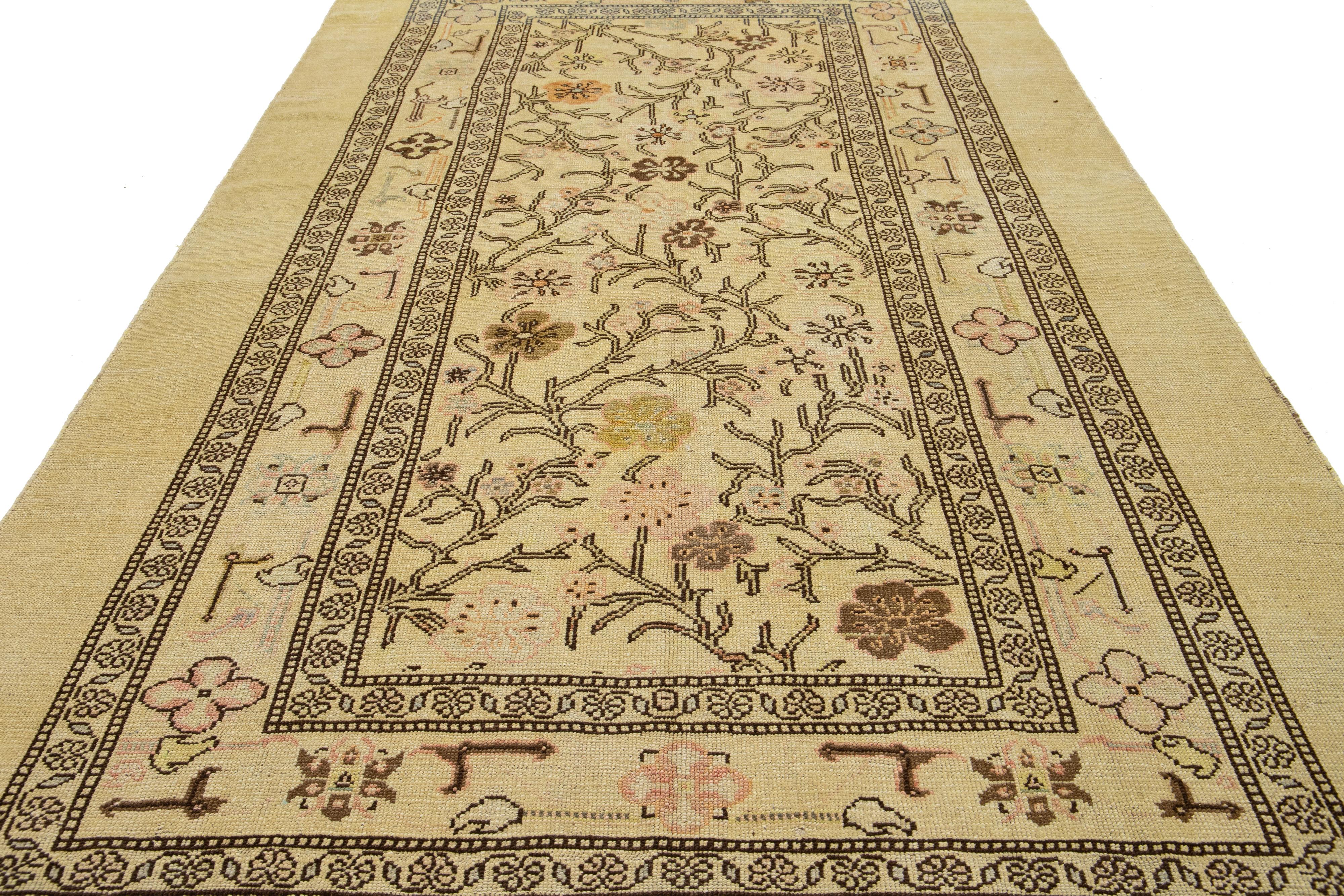 7 x 12 Moderner Revival-Wollteppich Handgefertigt in Hellbraun mit Blumenmuster im Angebot 1