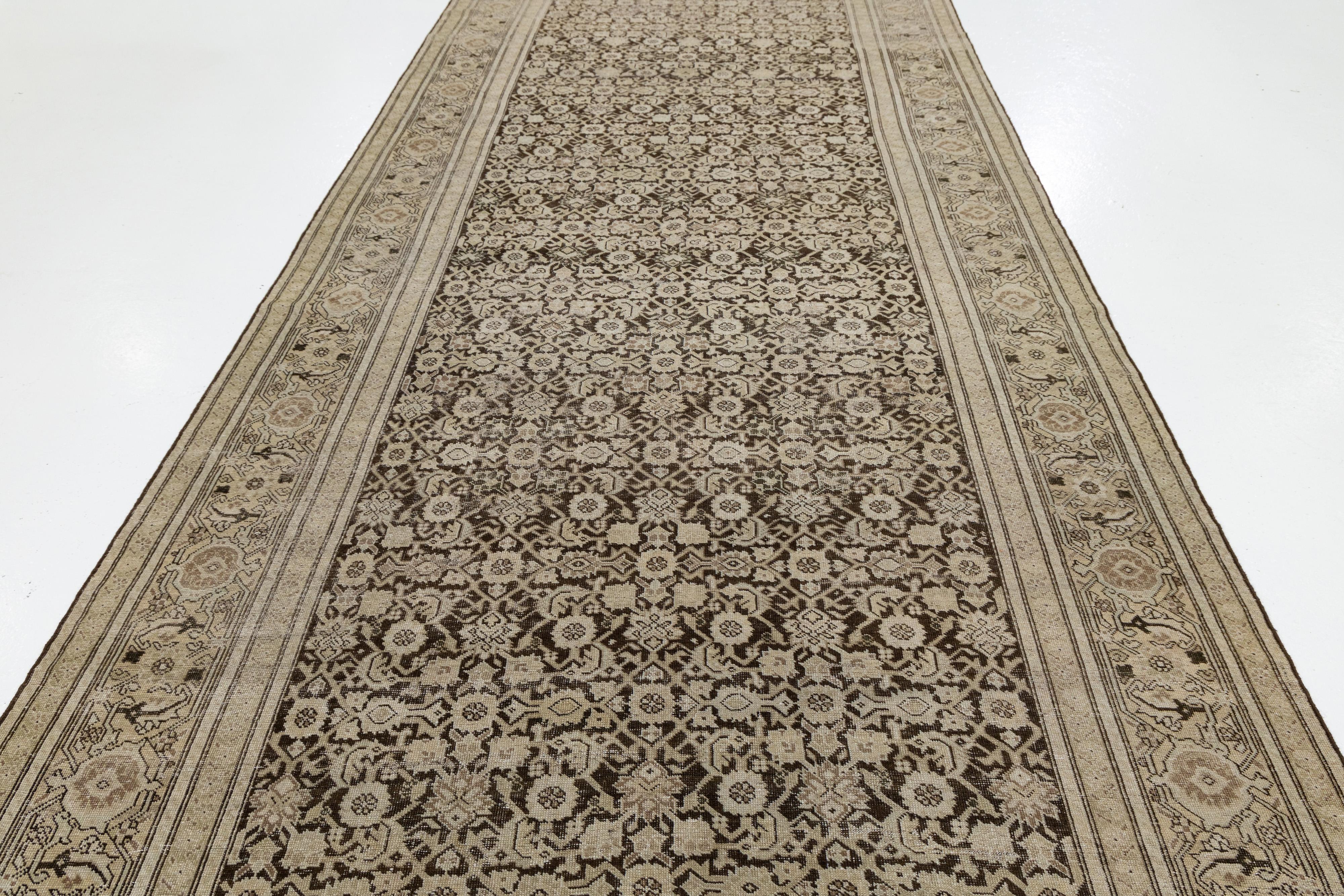 7 x 19 Antiker Malayer Wollteppich in warmem Beige mit floralen persischen Details im Angebot 3