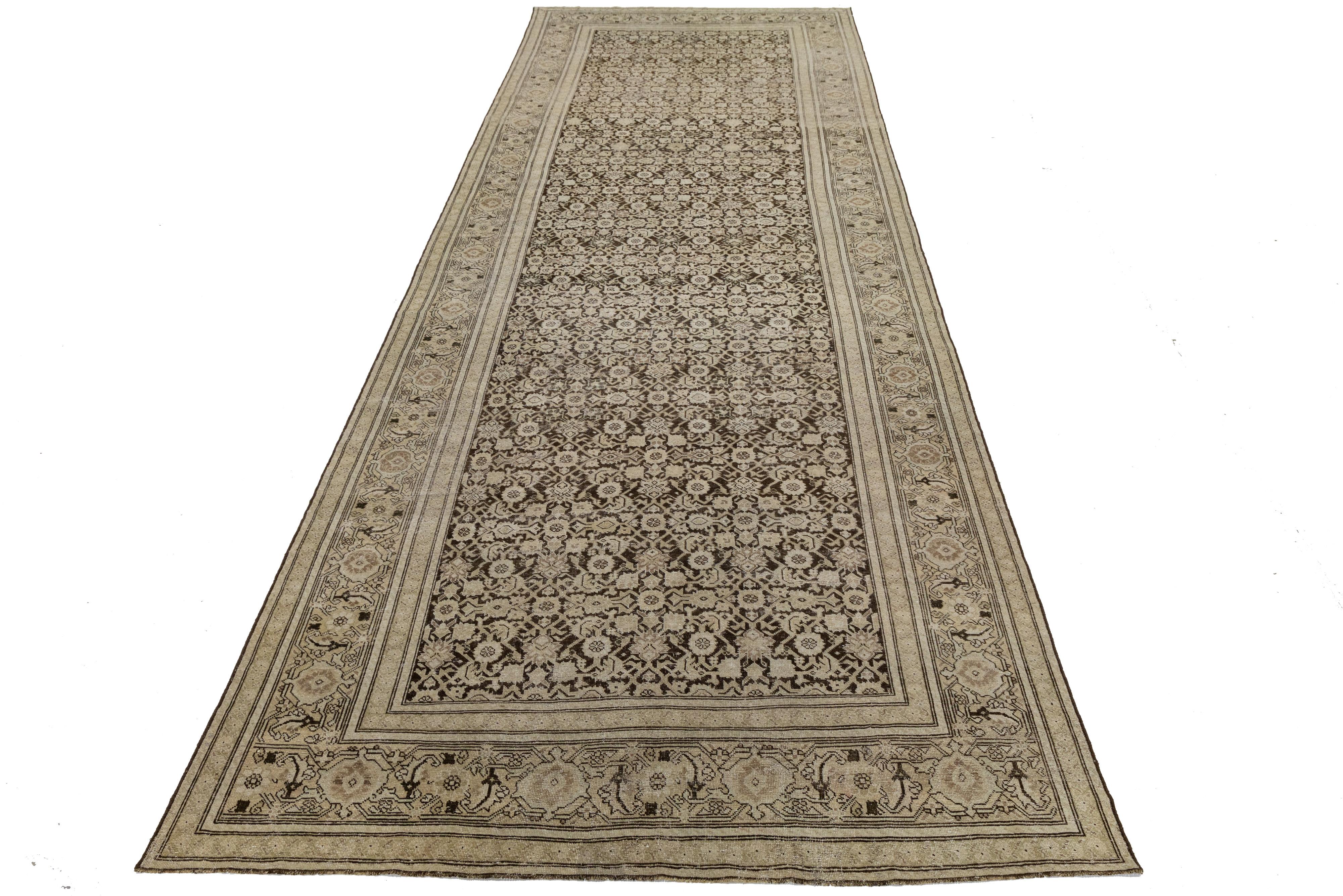 Ein fein gewebter antiker Malayer-Teppich aus Nordwest-Persien mit einem dichten floralen Allover-Gitter in warmen Beige-, Creme- und Brauntönen. Die filigranen Bordüren und die zarten Ranken spiegeln außergewöhnliche Handwerkskunst und dörfliches