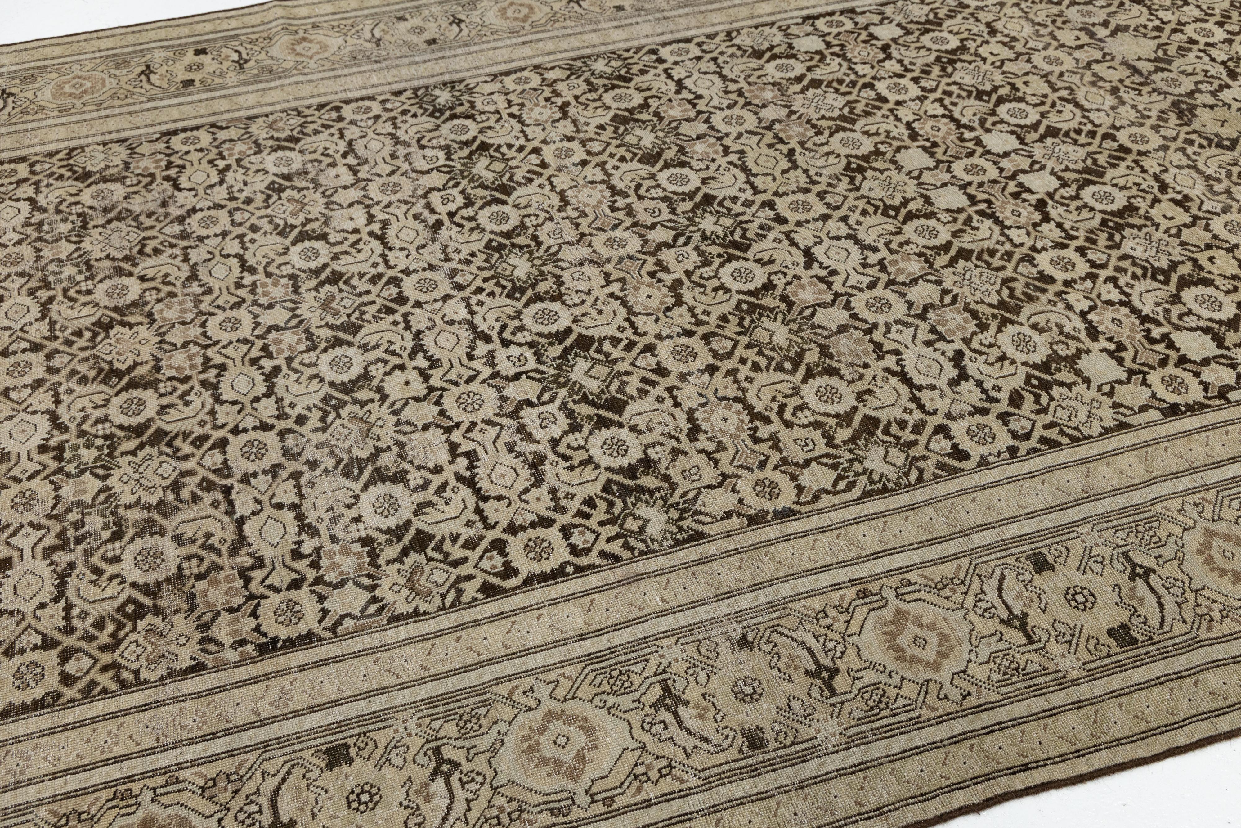 7 x 19 Antiker Malayer Wollteppich in warmem Beige mit floralen persischen Details im Zustand „Gut“ im Angebot in Norwalk, CT