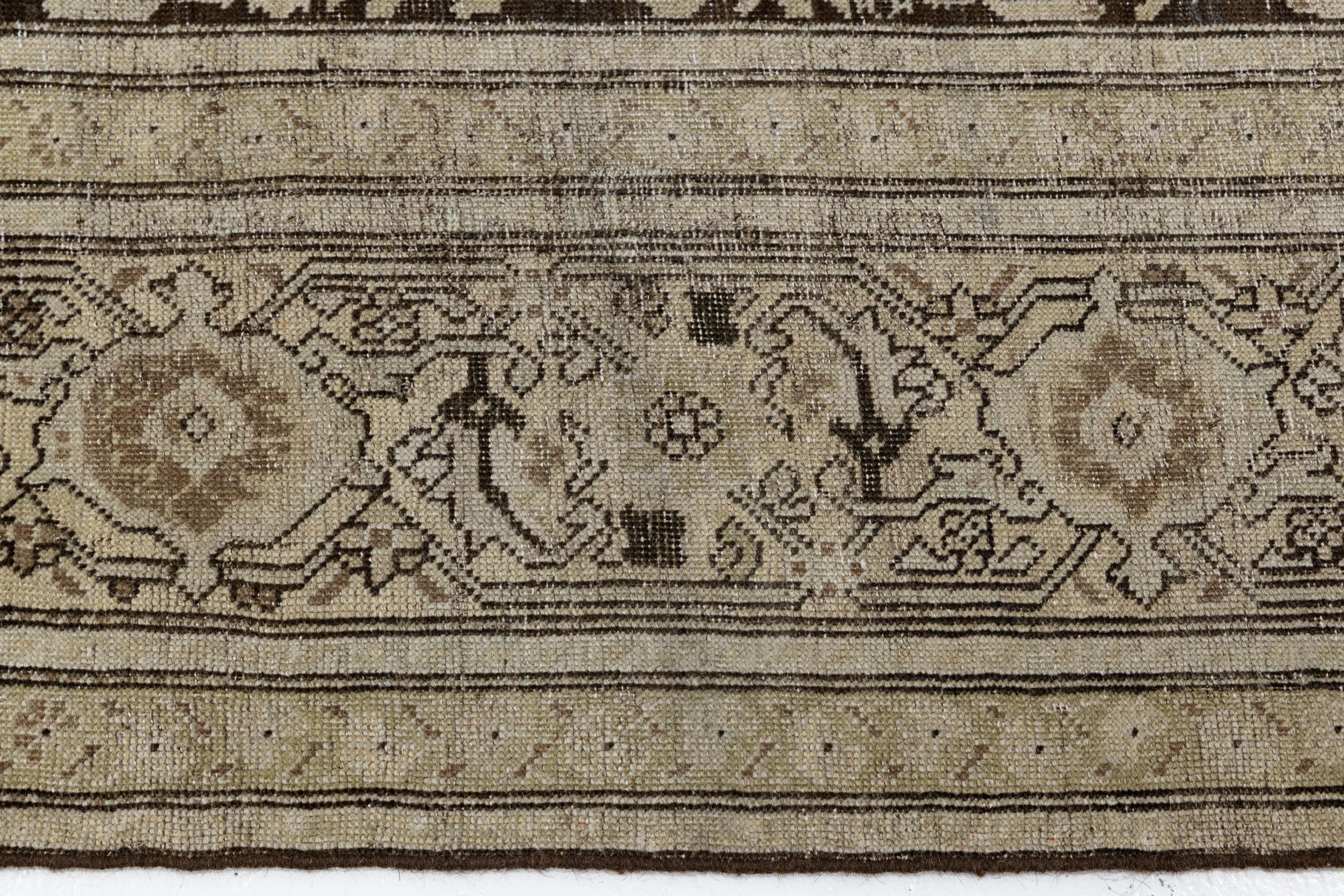 7 x 19 Antiker Malayer Wollteppich in warmem Beige mit floralen persischen Details im Angebot 1