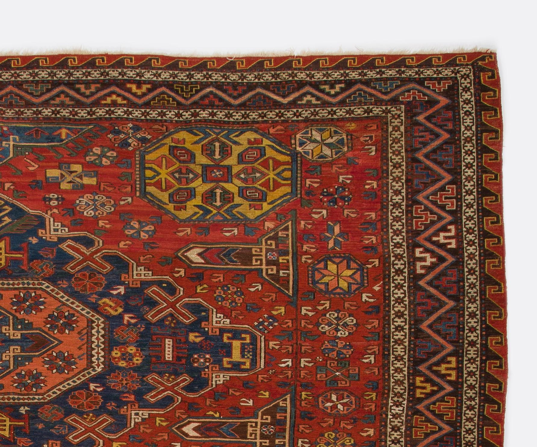 Un fascinant tapis Soumak du Caucase datant du 19e siècle, tissé à la main selon la technique spéciale de l'écorce.  Le 