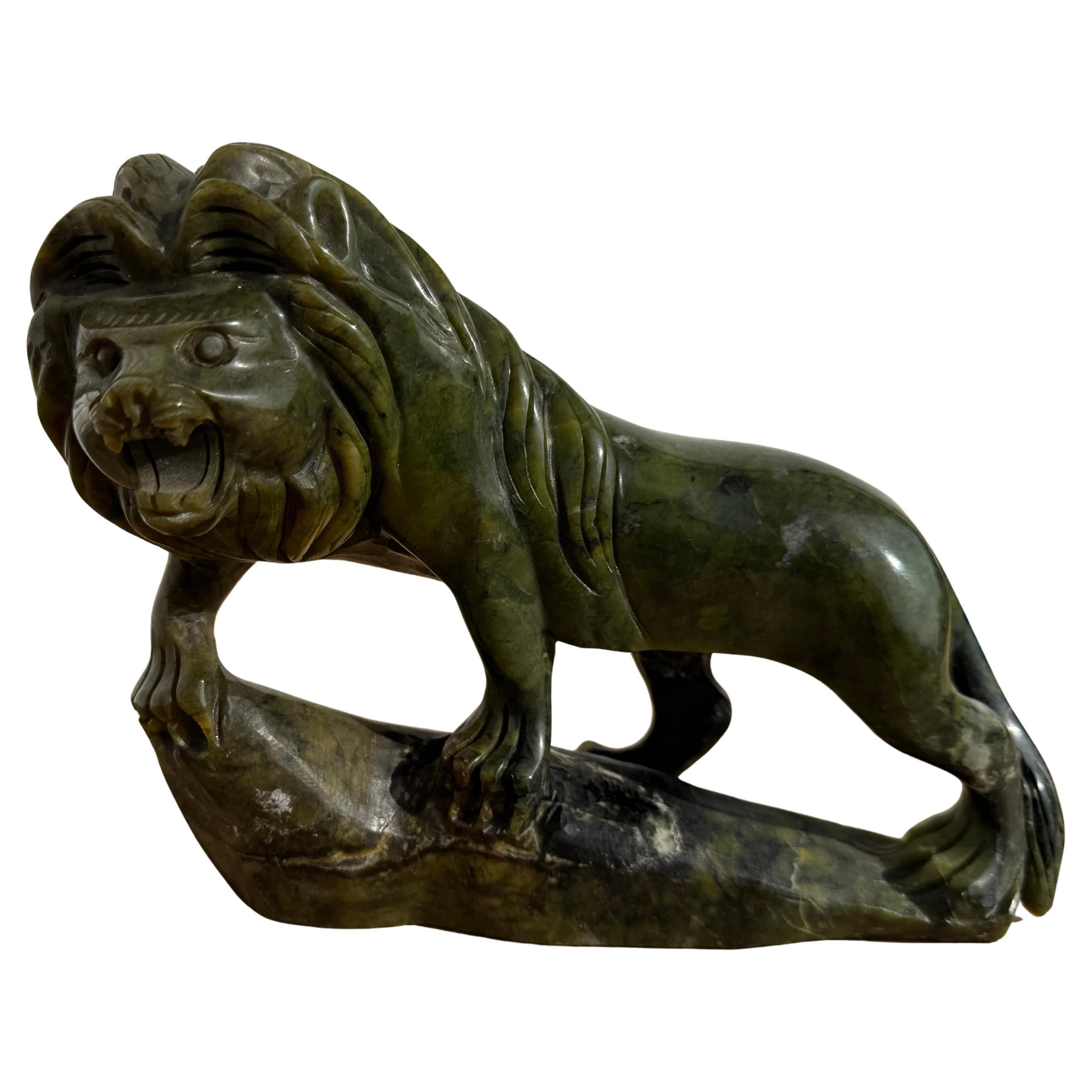 7" x 9" Jade Carved Lion Sculpture im Angebot