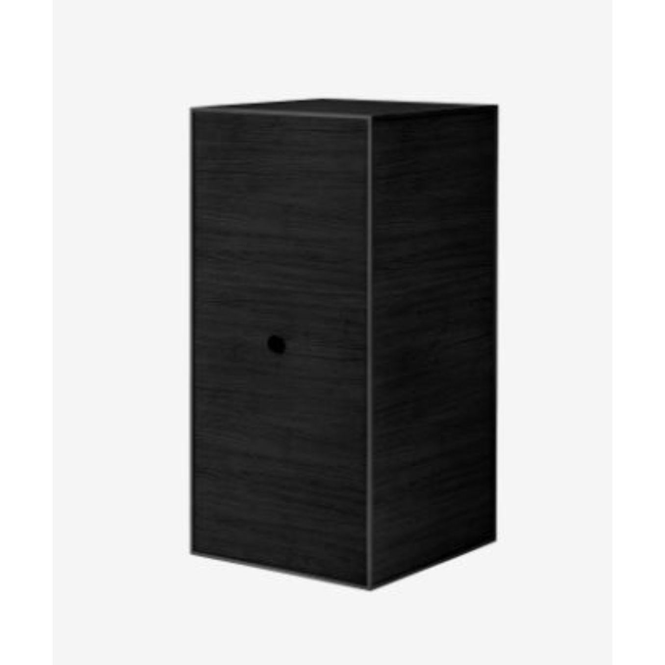 70 black ash frame box with 2 shelves / door by Lassen
Dimensions: d 35 x w 35 x h 70 cm 
Materials: Finér, Melamin, Melamin, Melamine, Metal, Veneer, Ash
Also available in different colors and dimensions. 
Weight: 13 Kg


By Lassen is a