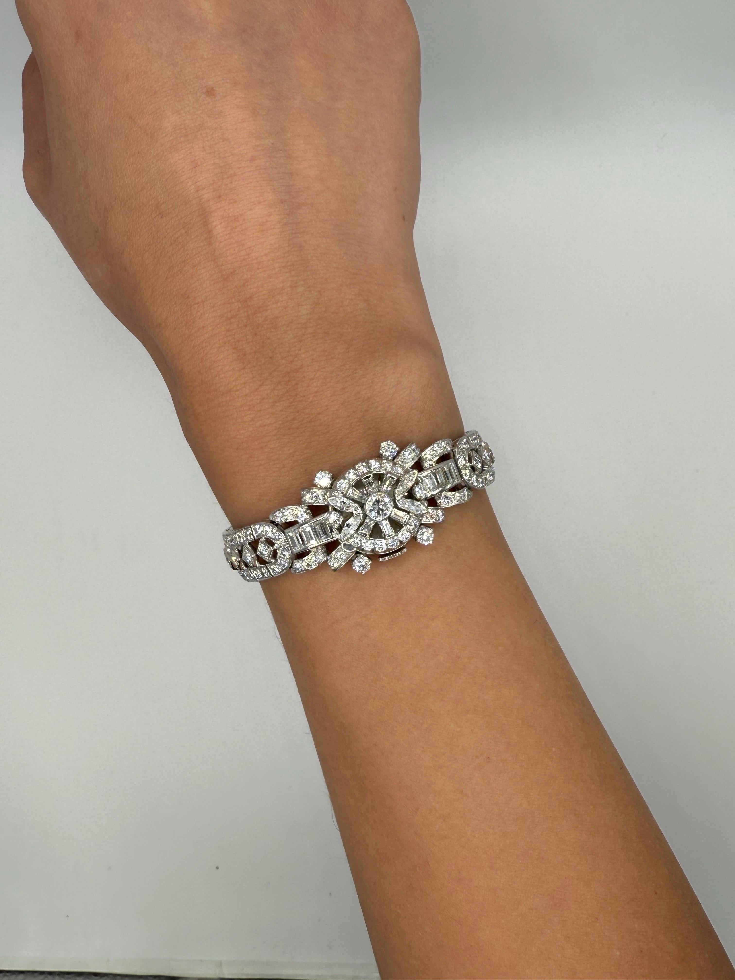 Un pezzo di artigianato ed eleganza senza tempo, questo bracciale antico con diamanti è un vero tesoro da collezione. Realizzato in platino e impreziosito da circa 7,00 carati di diamanti di vario taglio, tra cui forme baguette, rotonde e marquise,