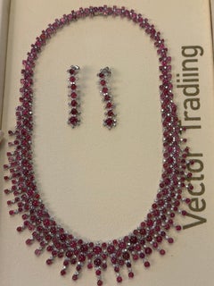 Conjunto de collar y pendientes de platino con diamantes y un cabujón de espinela de Birmania de 70 quilates sin tratamiento térmico