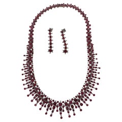 Conjunto de collar y pendientes de platino con diamantes y un cabujón de espinela de Birmania de 70 quilates sin tratamiento térmico
