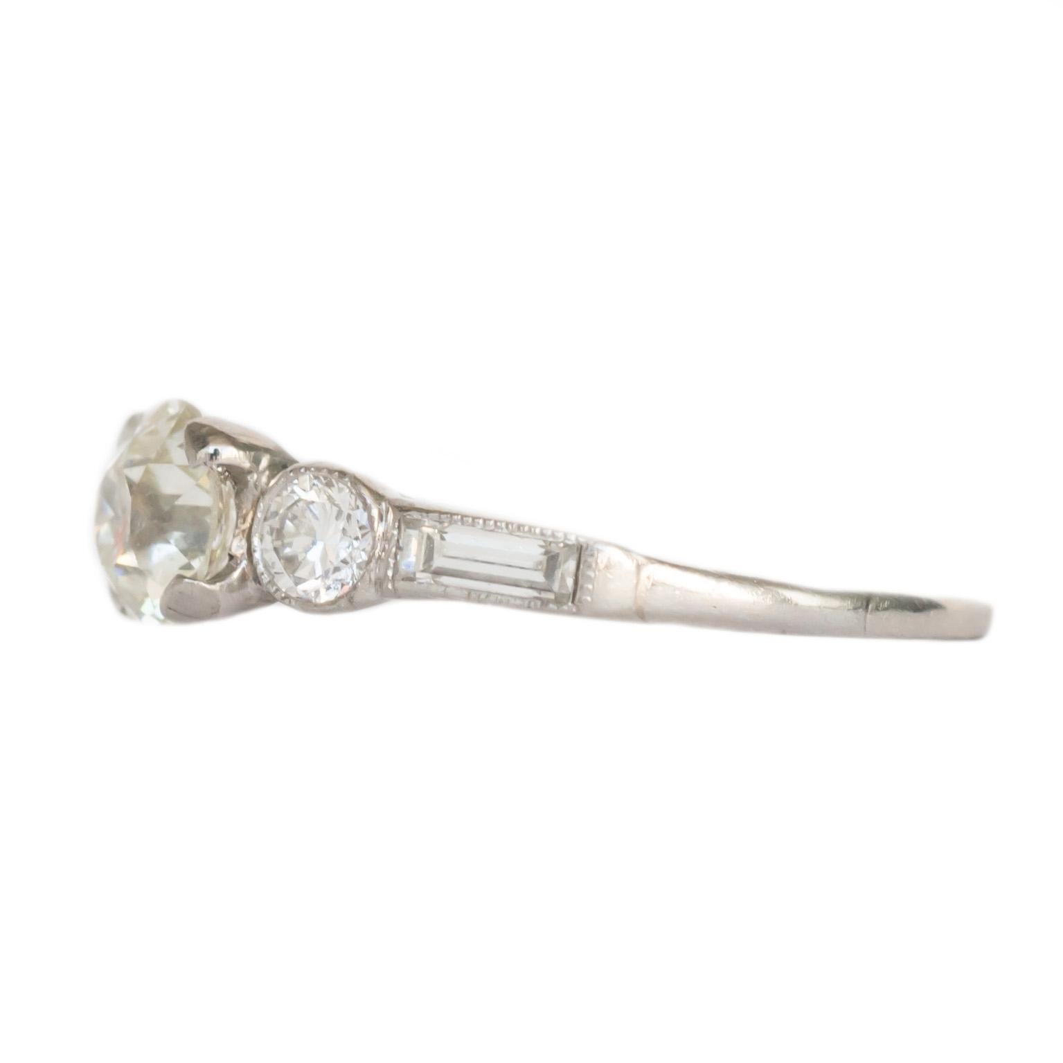 Misura dell'anello: 5
Tipo di metallo: Platino [Con marchio di garanzia e Test Test].
Peso: 2.4 grammi

Dettagli del diamante centrale:
Peso: 0,70 carati
Taglio: Brillante antico europeo
Colore: J 
Chiarezza: VS1

Dettagli del diamante