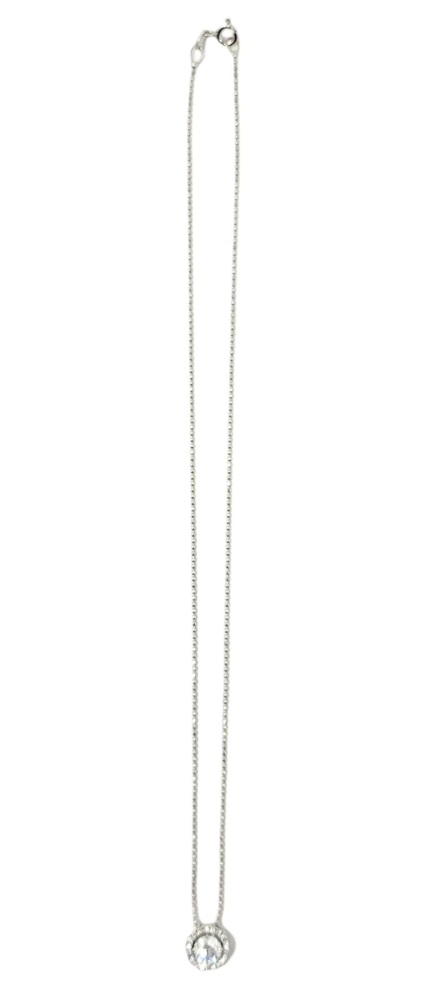 Donna .70 Carati GIA Diamante rotondo brillante con alone Collana in oro bianco 18 carati in vendita