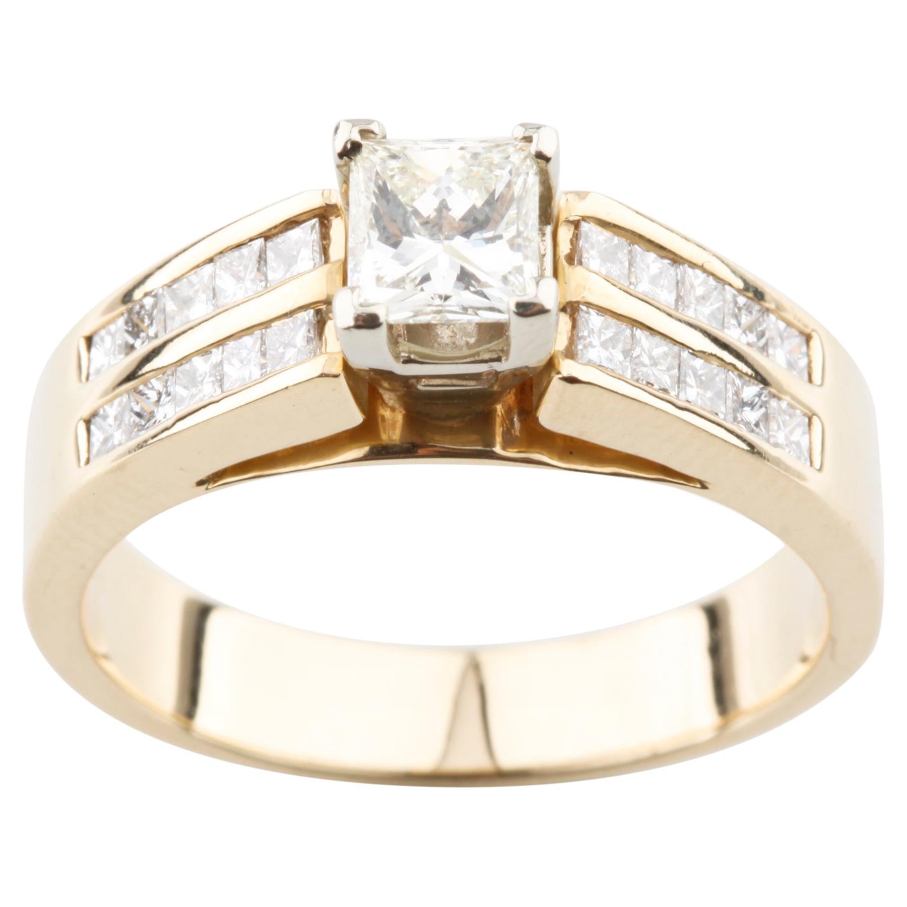 0,70 Karat Prinzessin-Diamant Solitär-Ring Akzentsteine in Gelbgold im Angebot