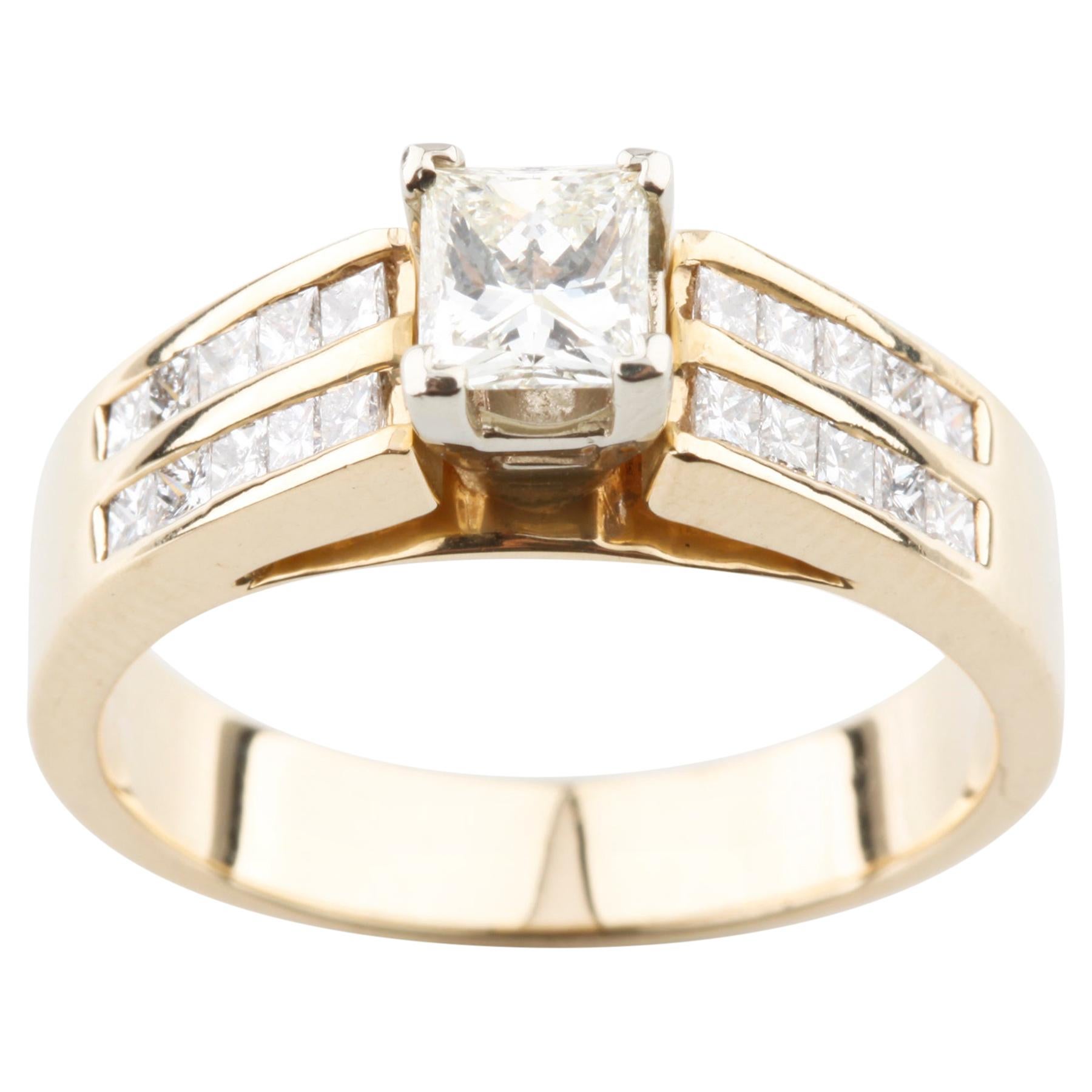 Bague solitaire en or jaune avec diamant princesse de 0,70 carat et pierres d'accentuation en vente