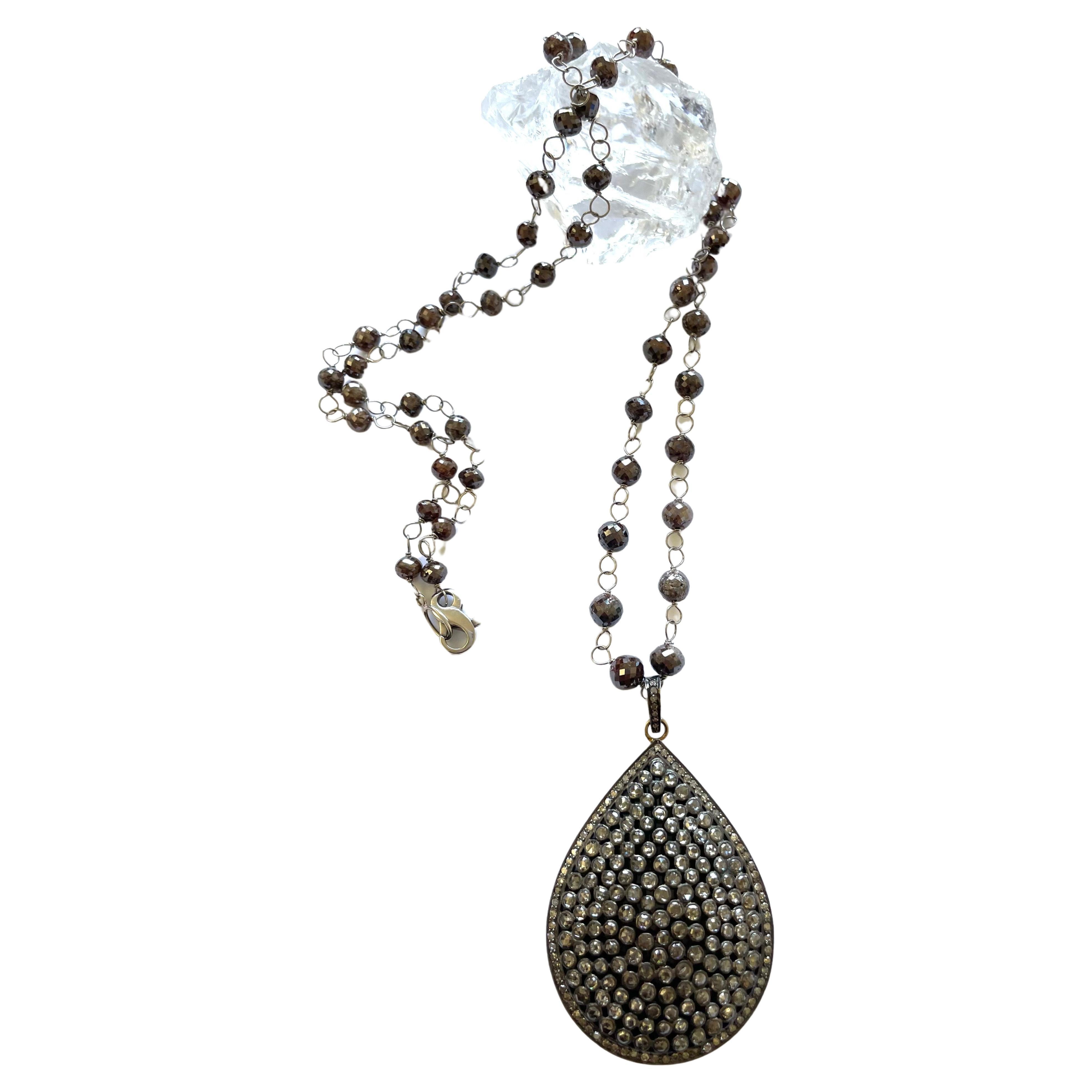 Description
Élégant et chic collier de diamants bruns opaques rehaussé d'un large pendentif de diamants champagne. Peut être doublé pour être porté comme un collier.  
Article # N3423

Matériaux et poids
Diamants bruns, 5 à 6,5 mm, facettés, ronds,