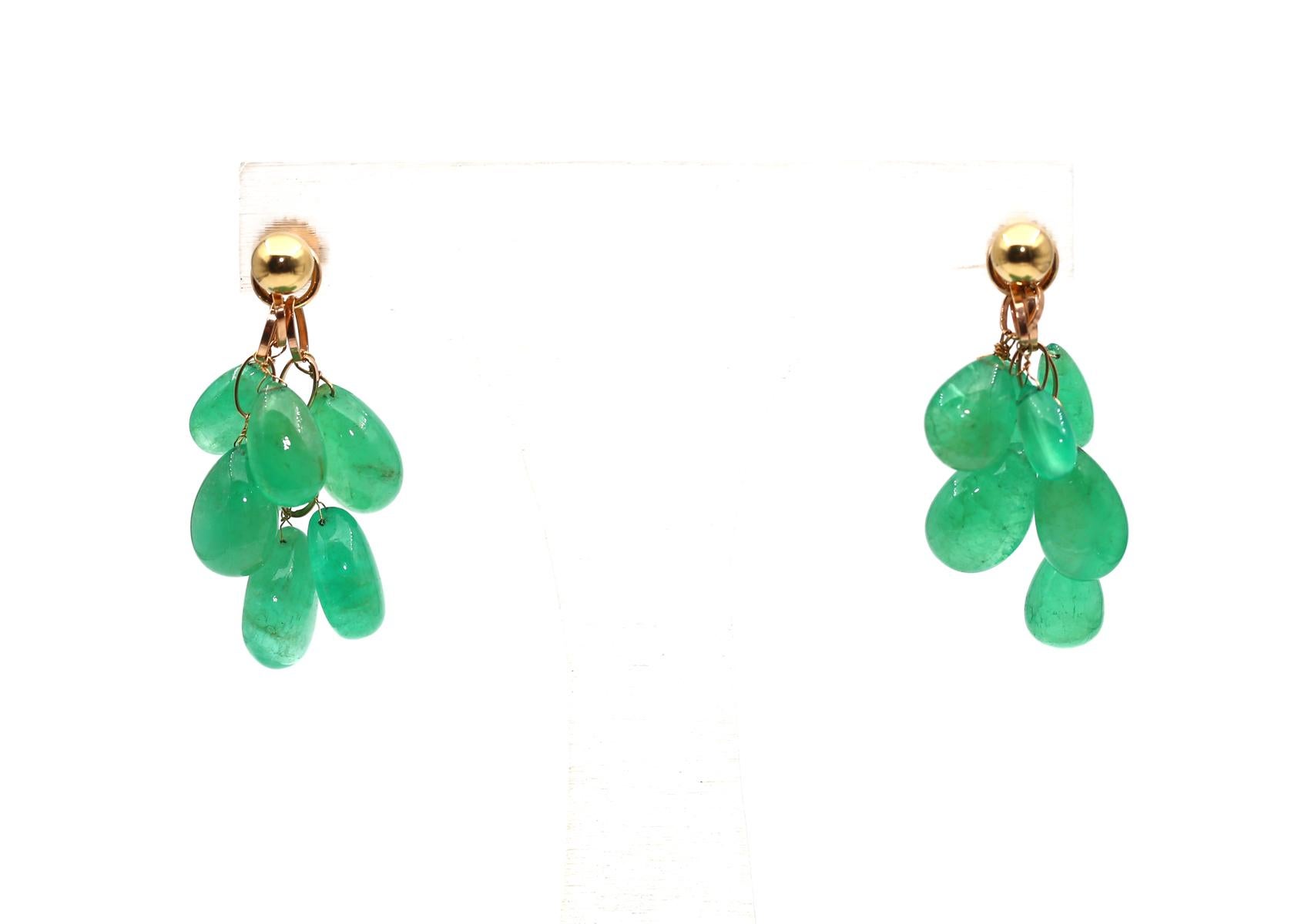 70 Carats Emerald Pear-Shaped Gold Earrings, 1955 In Good Condition For Sale In Herzelia, Tel Aviv