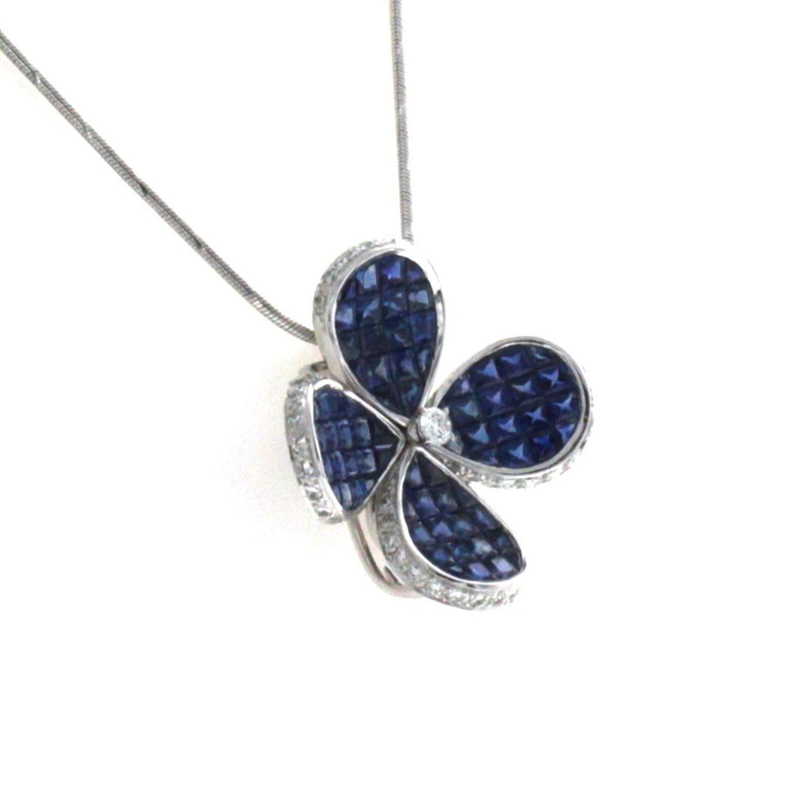 Collier fleur en or blanc 14 carats avec diamants de 0,70 carat et saphirs bleus invisibles de 12,67 carats Neuf - En vente à Los Angeles, CA