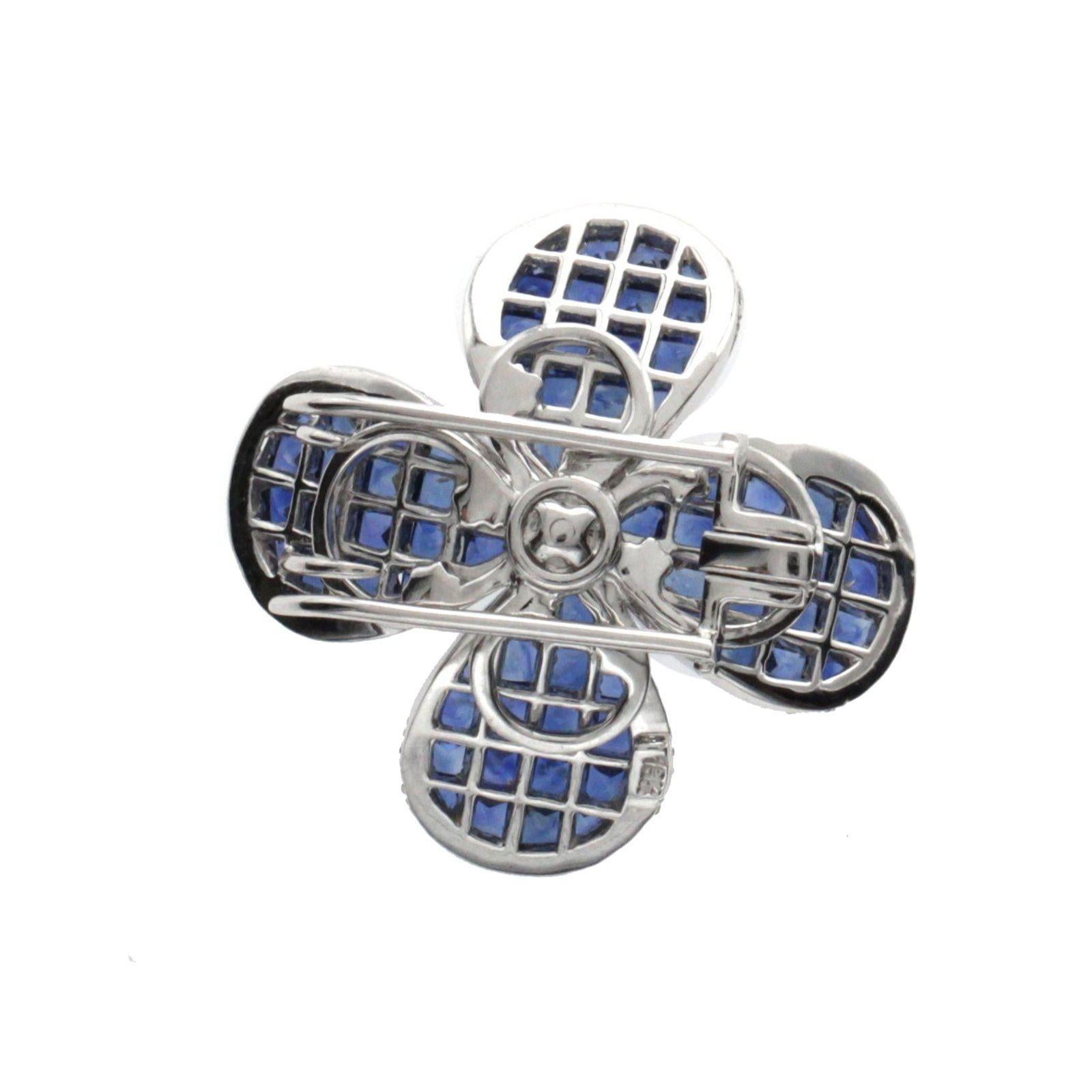 Collier fleur en or blanc 14 carats avec diamants de 0,70 carat et saphirs bleus invisibles de 12,67 carats en vente 1