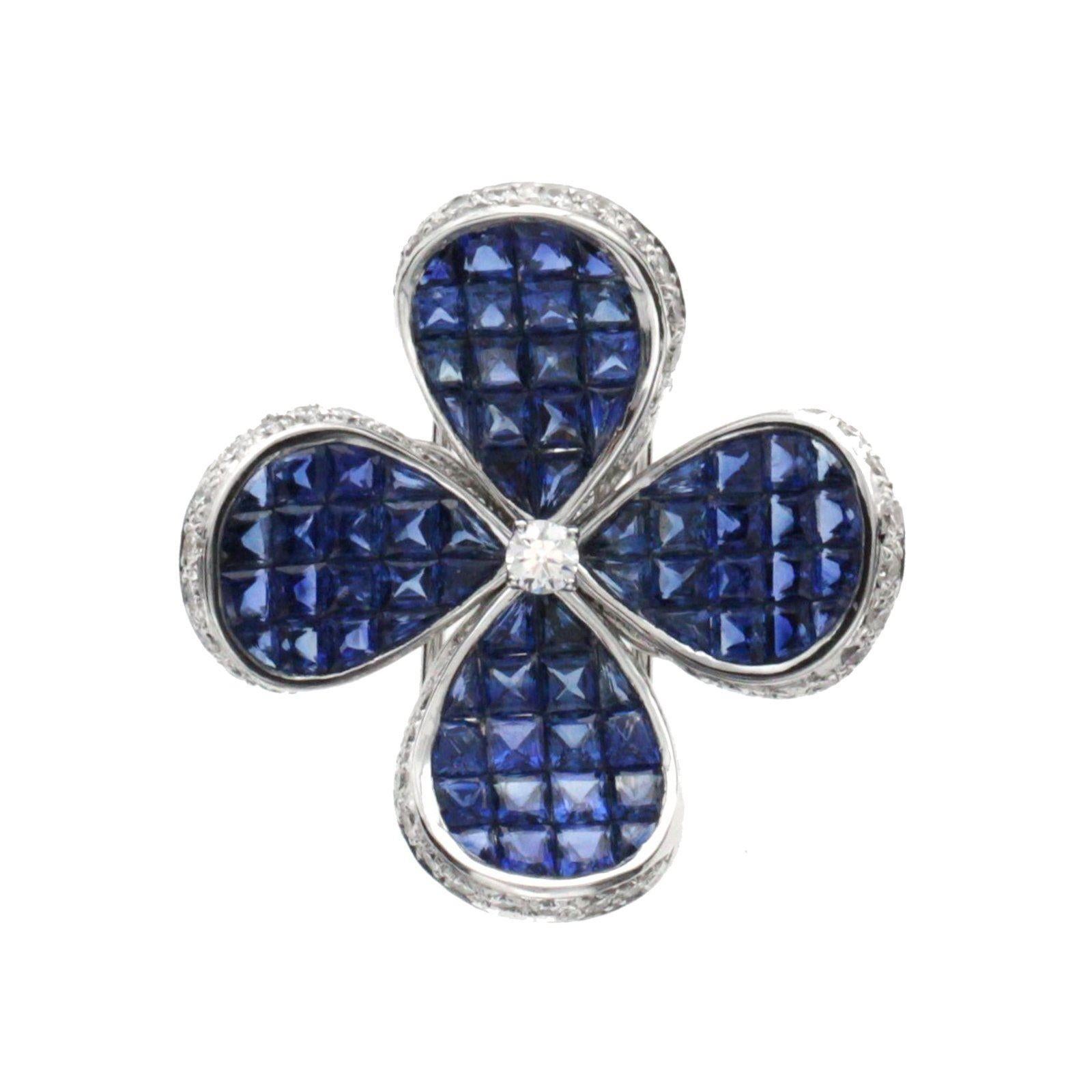 Collier fleur en or blanc 14 carats avec diamants de 0,70 carat et saphirs bleus invisibles de 12,67 carats en vente 2