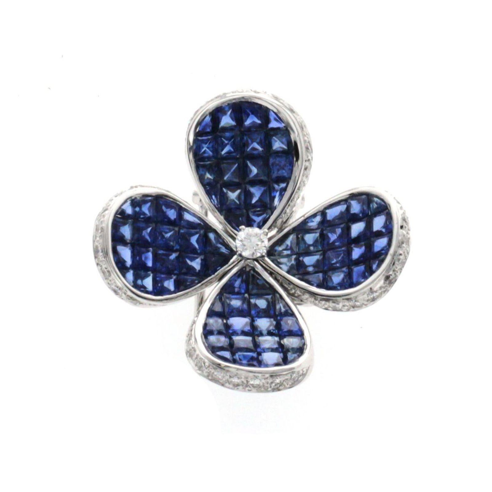 Collier fleur en or blanc 14 carats avec diamants de 0,70 carat et saphirs bleus invisibles de 12,67 carats en vente 3