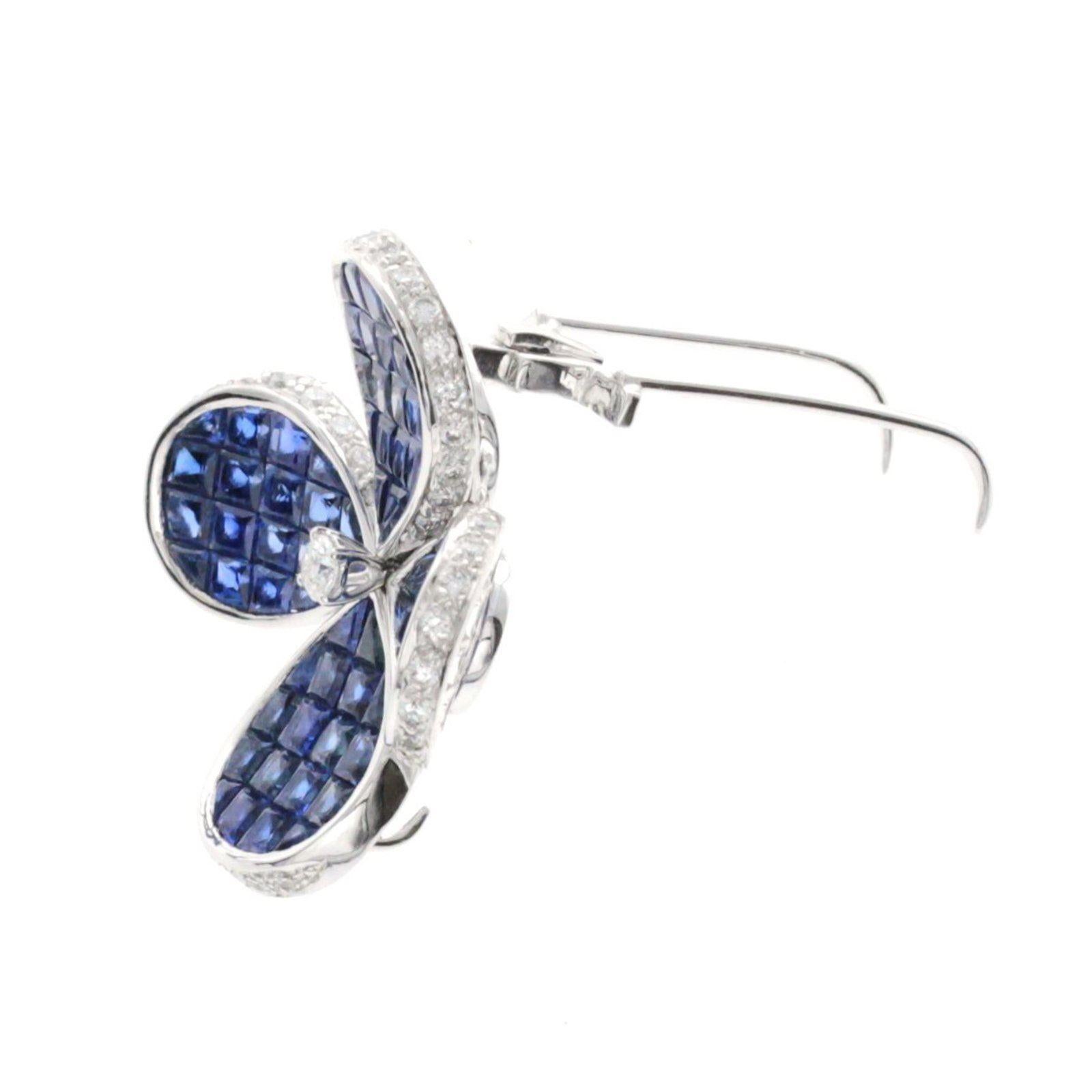 Collier fleur en or blanc 14 carats avec diamants de 0,70 carat et saphirs bleus invisibles de 12,67 carats en vente 4