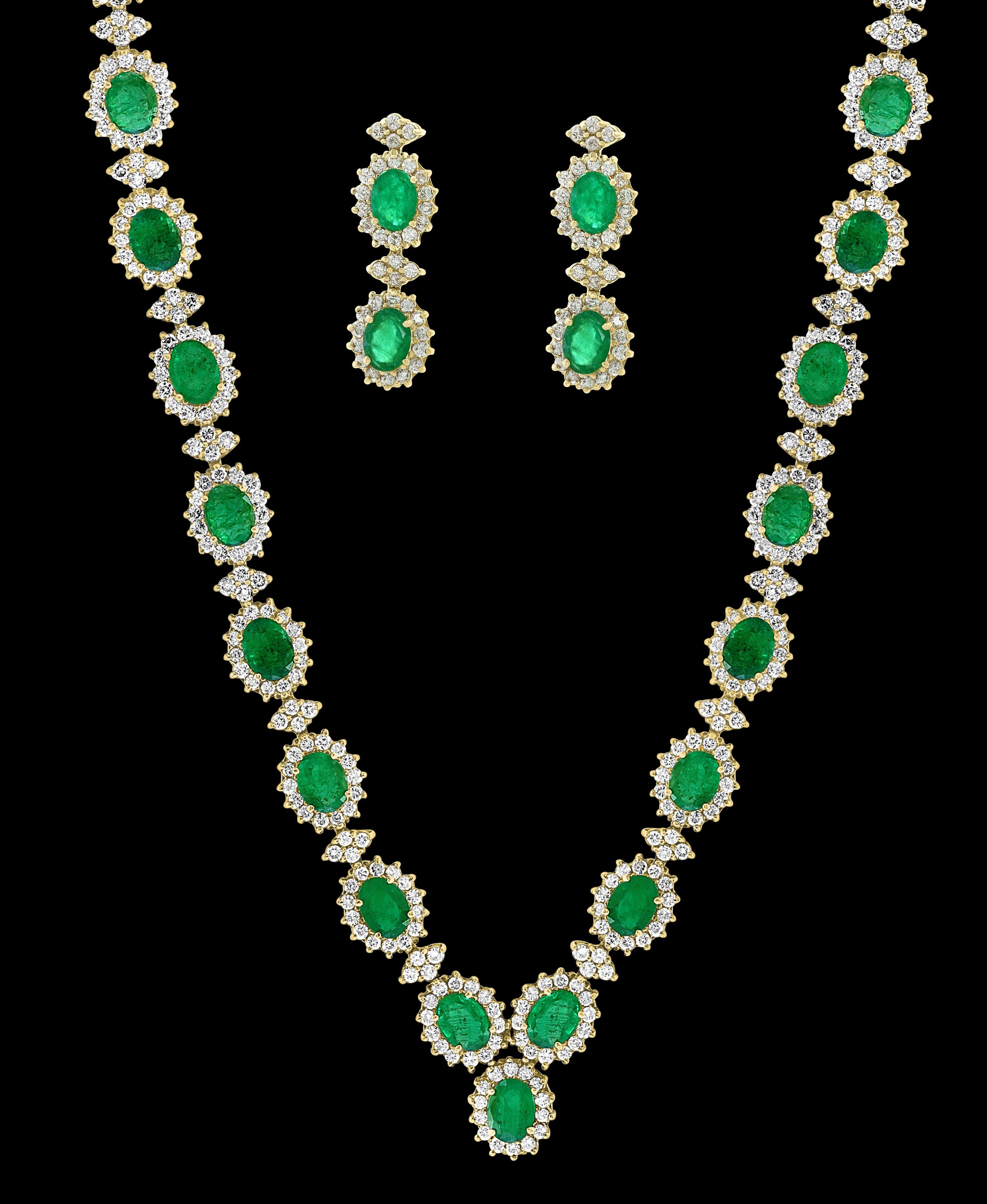 37 Karat Ovalform Natürlich  Smaragd & 22 Karat Diamant Halskette & Ohrring  Suite (Ovalschliff) im Angebot
