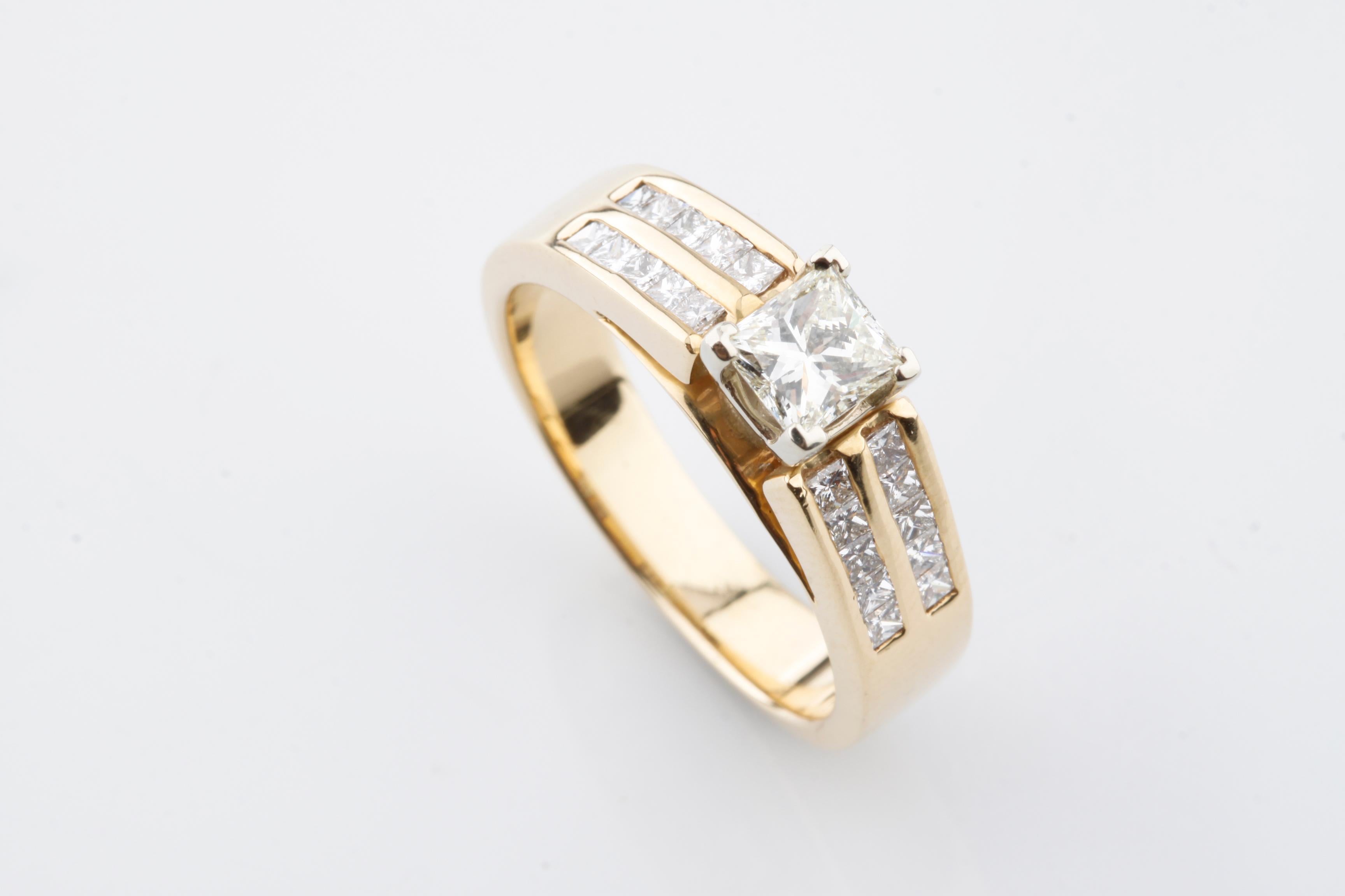 Superbe bague de fiançailles en or jaune 14k
Caractéristiques du solitaire à diamant taille princesse serti en fourchette
Poids de la pierre centrale : .70 ct
Couleur : L
Clarté : SI
Deux rangées de pierres princesses serties en biseau ou