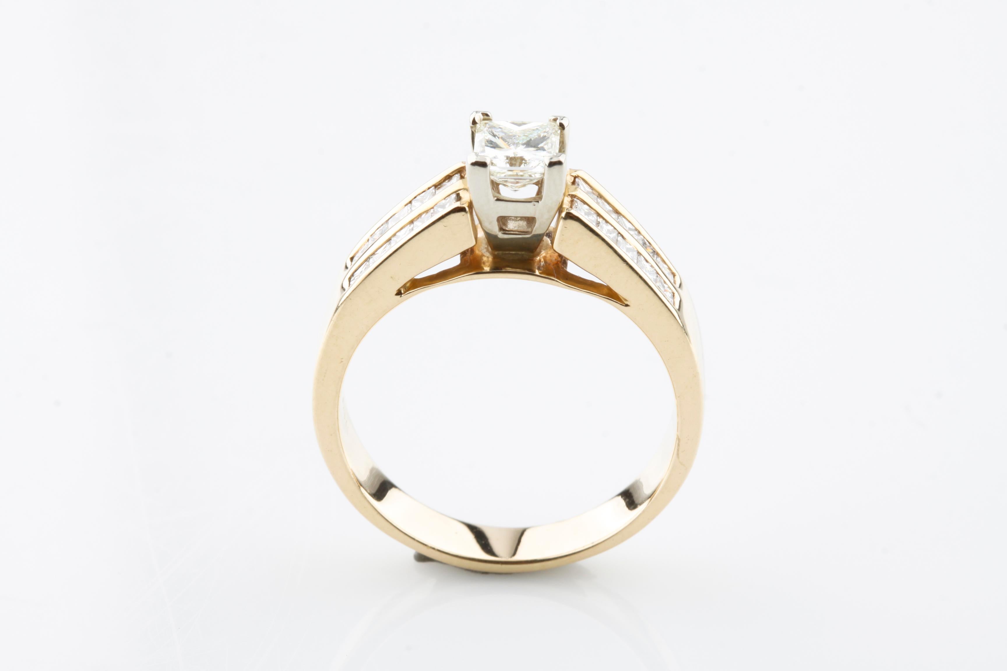 Moderne Bague solitaire en or jaune avec diamant princesse de 0,70 carat et pierres d'accentuation en vente