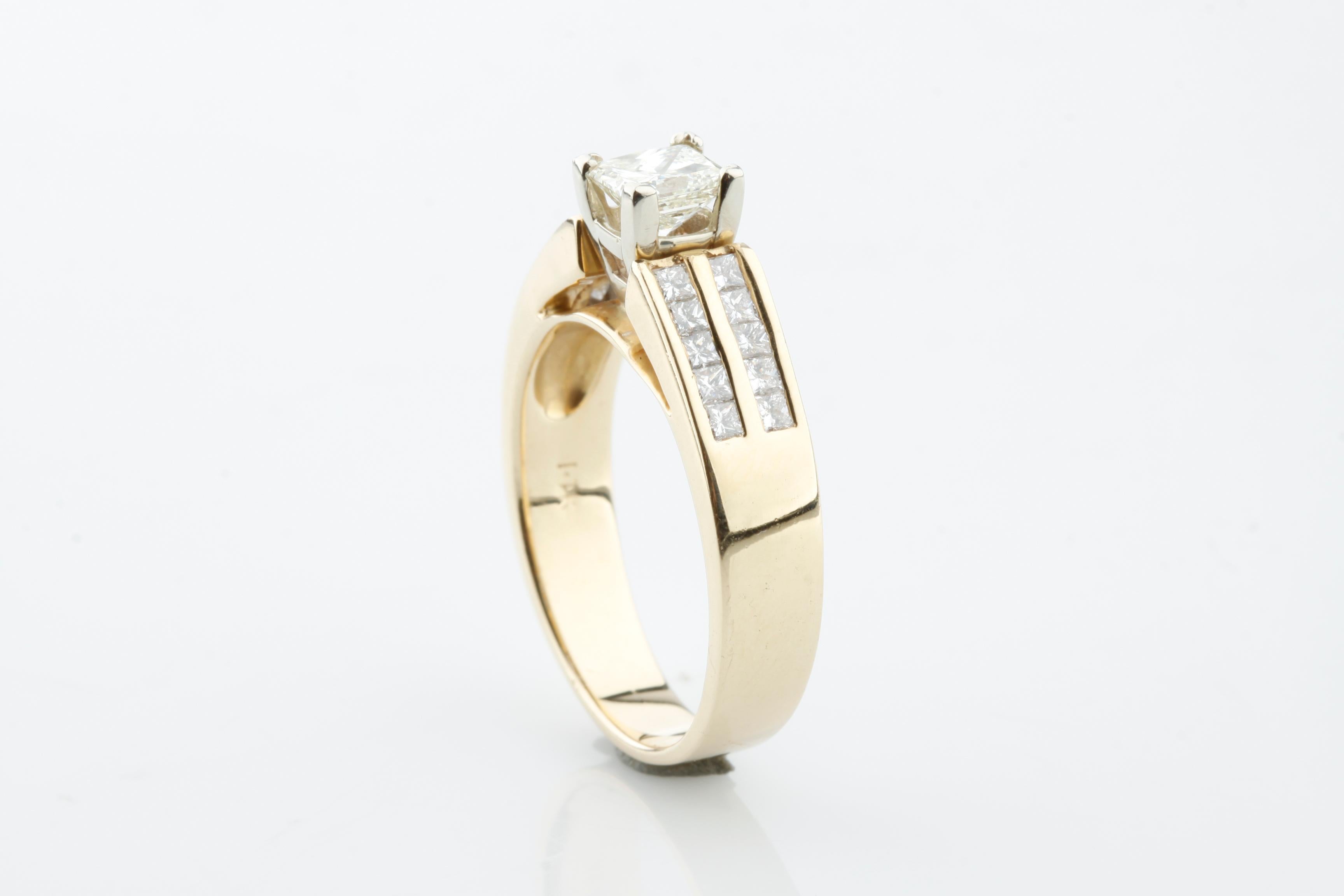 Taille princesse Bague solitaire en or jaune avec diamant princesse de 0,70 carat et pierres d'accentuation en vente