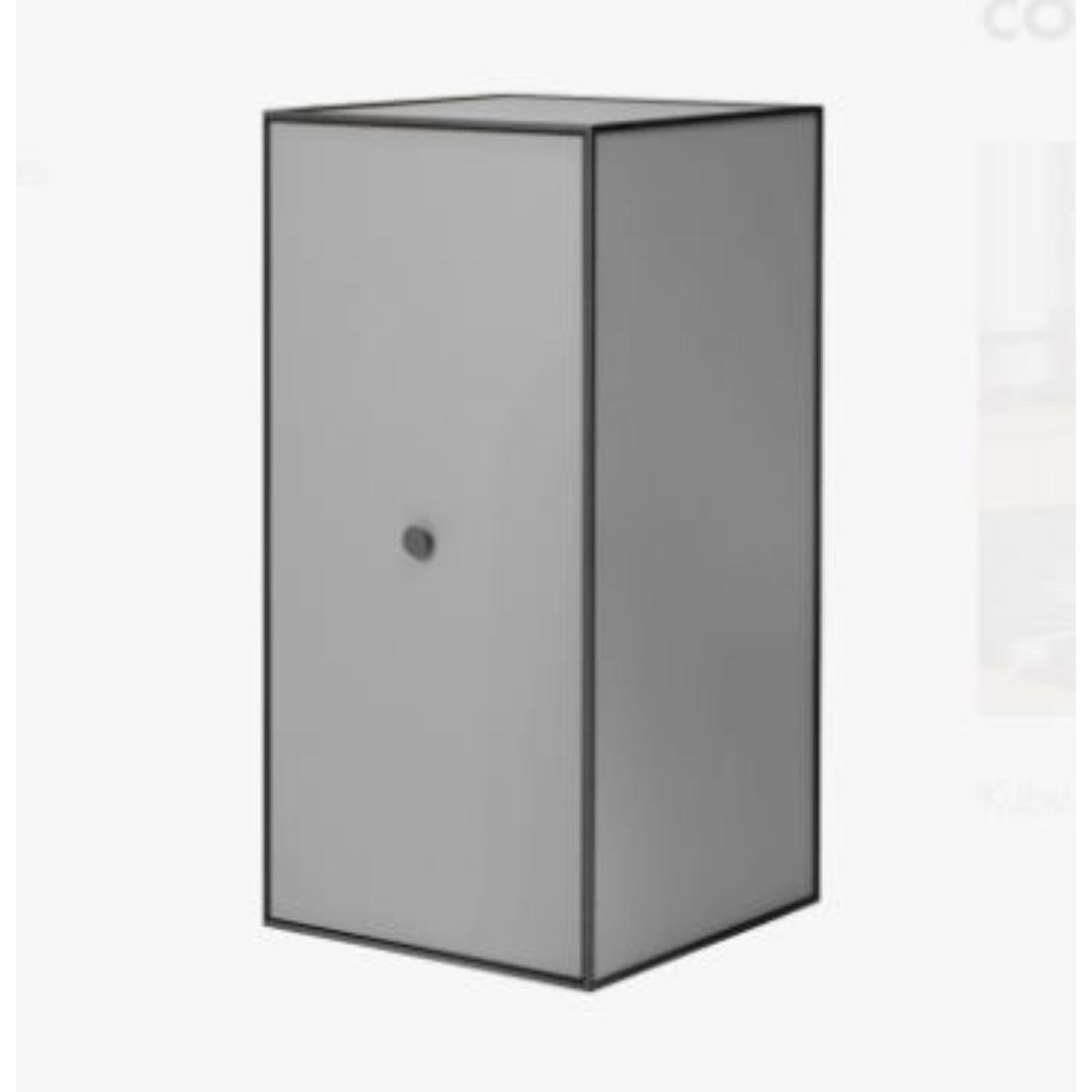 70 Boîte à cadre gris foncé avec 2 étagères / porte par Lassen
Dimensions : P 35 x L 35 x H 70 cm 
Matériaux : Finér, Melamin, Melamin, Melamine, Métal, Placage
Disponible également en différentes couleurs et dimensions. 
Poids : 13 kg


By Lassen