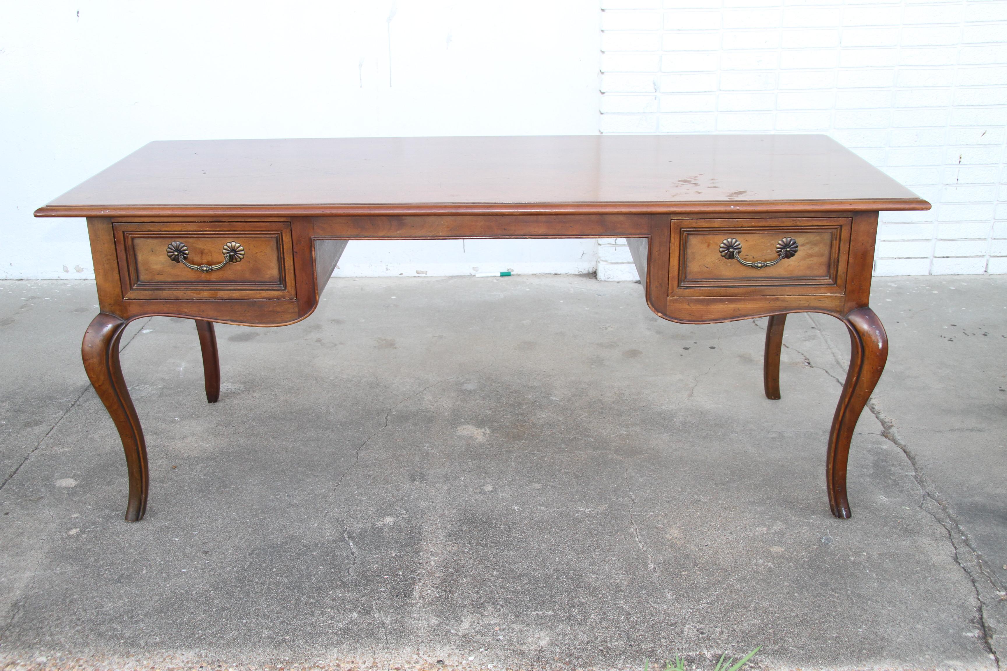 Mid Century Louis XV Queen Anne Style Desk by Baker Furniture


French Provincial Louis XV style writing desk features cabriole legs and a scalloped apron edge.  There is ample knee-hole space, and two stationary storage drawers with brass