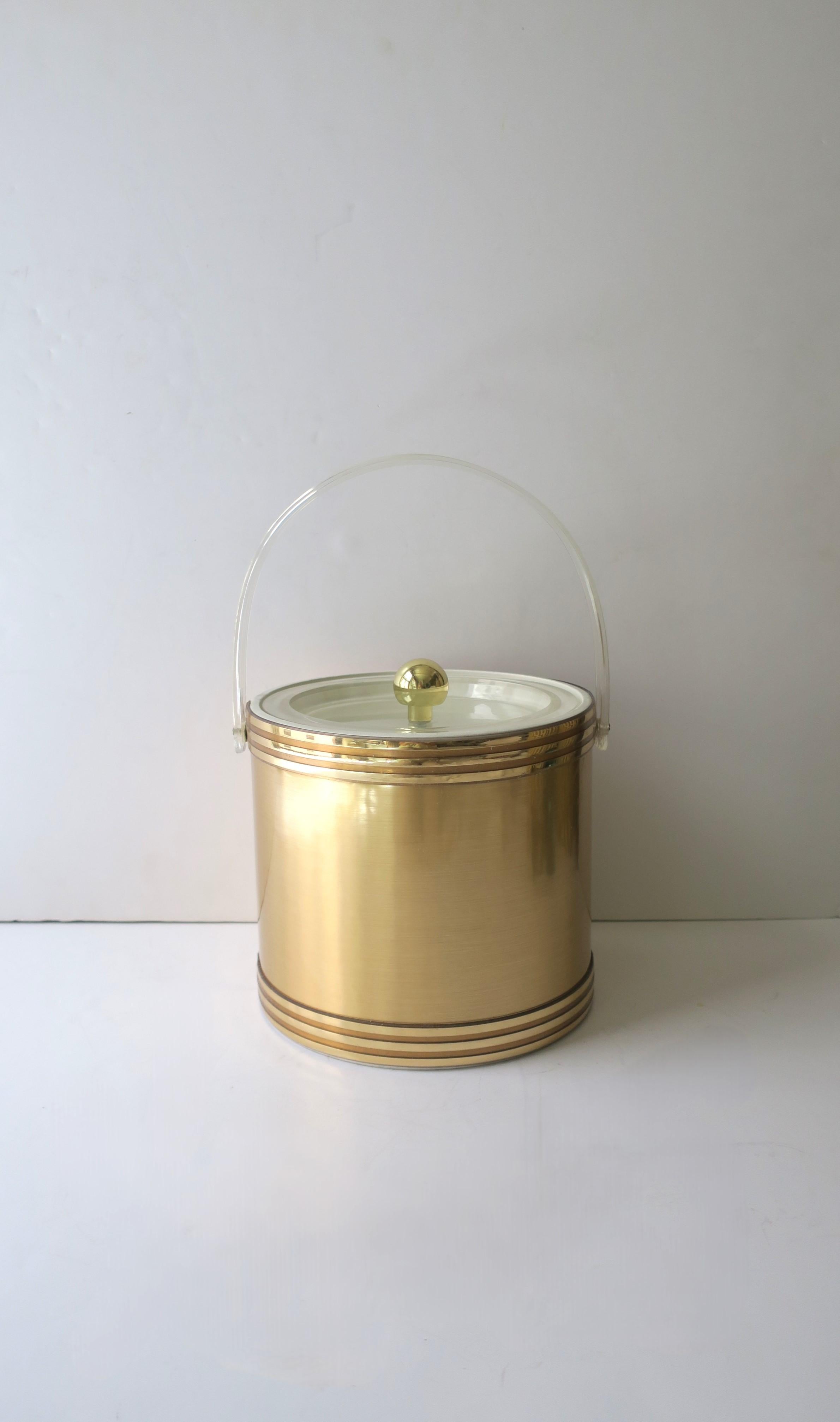 Un elegante secchiello per il ghiaccio in acrilico trasparente e oro, anni '70 Modern, del designer Georges Briard, circa anni '70, USA. Un grande pezzo da intrattenimento, in casa o fuori. Il secchio ha una fascia superiore e inferiore con design